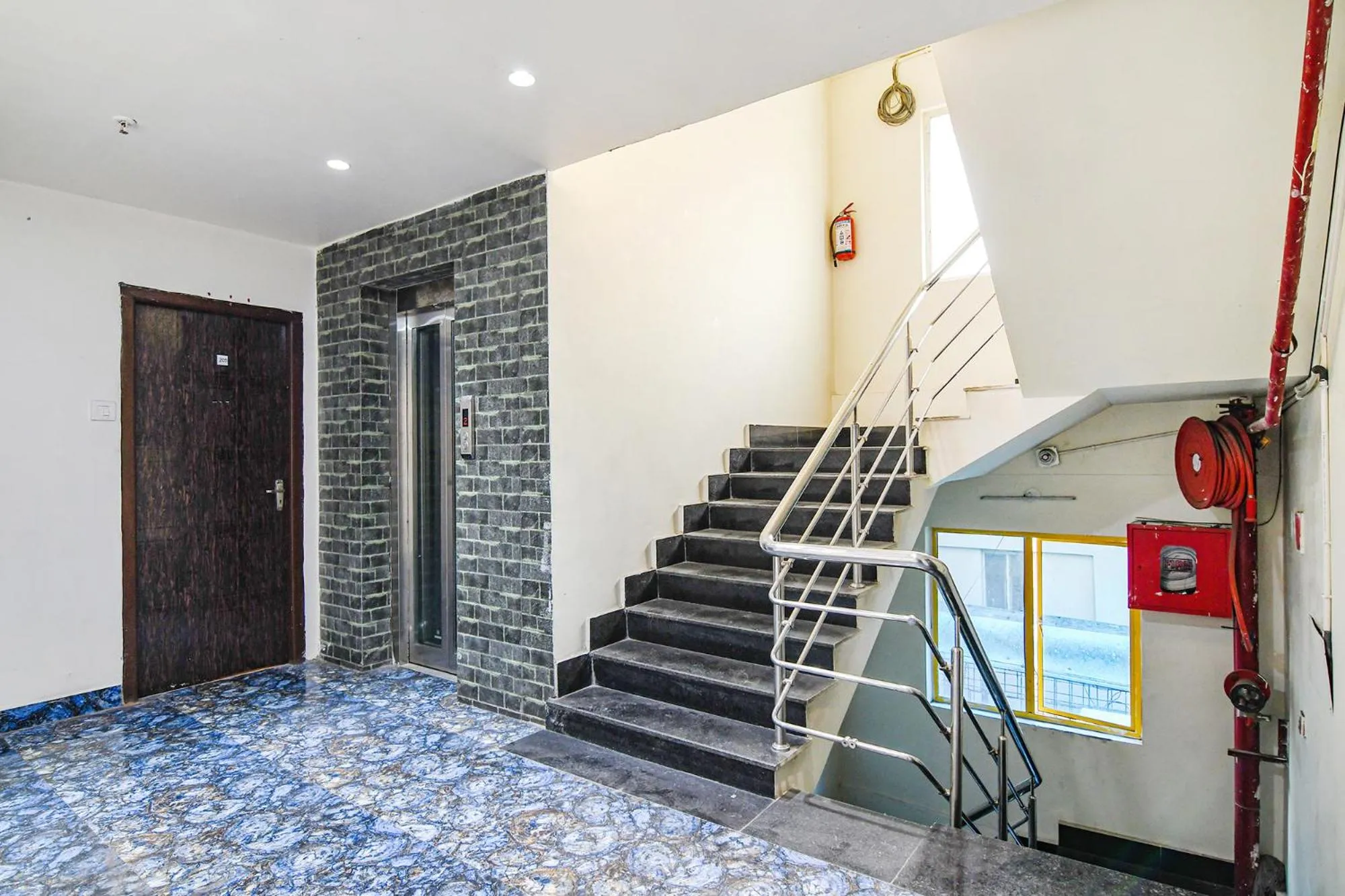 Lobby or reception in FabHotel Grand Hazra Inn - Nr Ballygunge Station