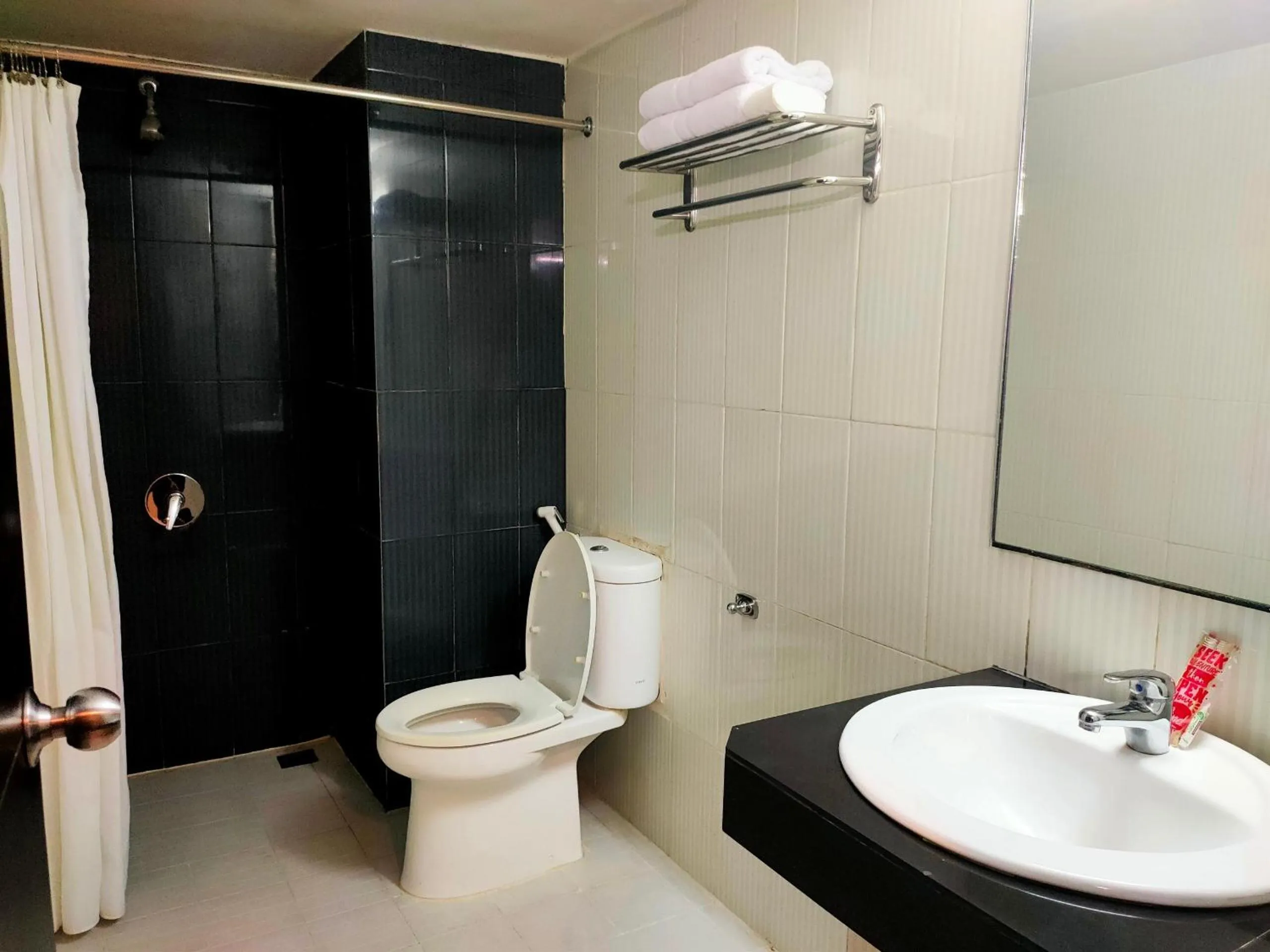 Bathroom in Hotel O Hasma Jaya Syariah