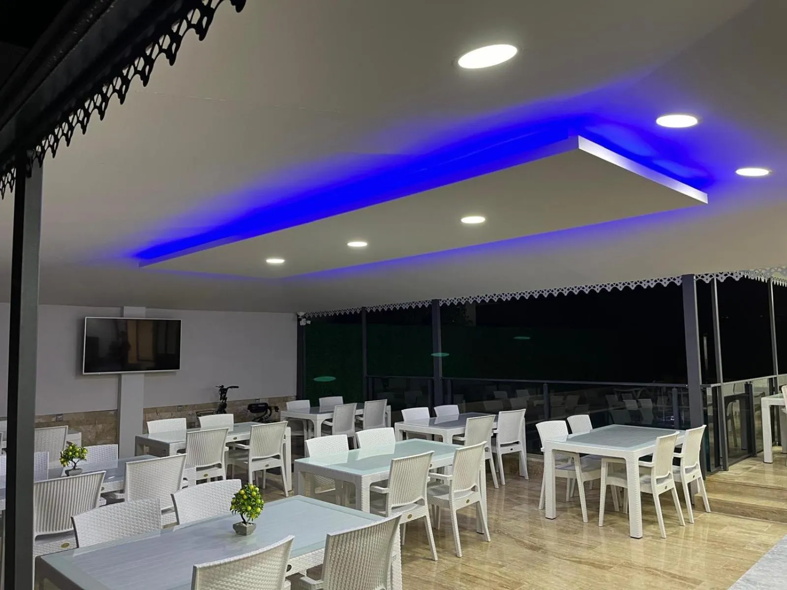 Restaurant/places to eat in Jest Hotel