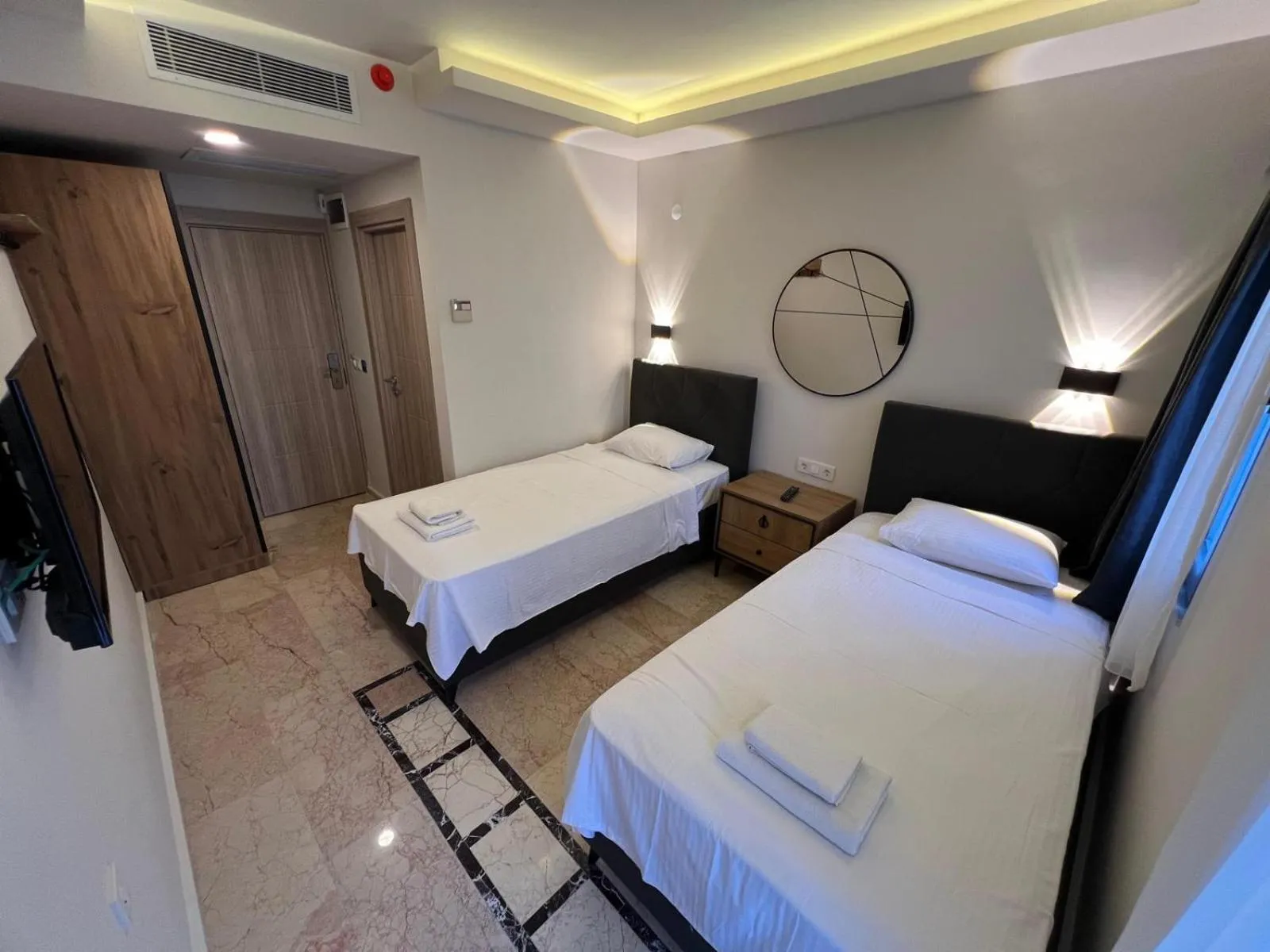 Photo of the whole room, Bed in Jest Hotel