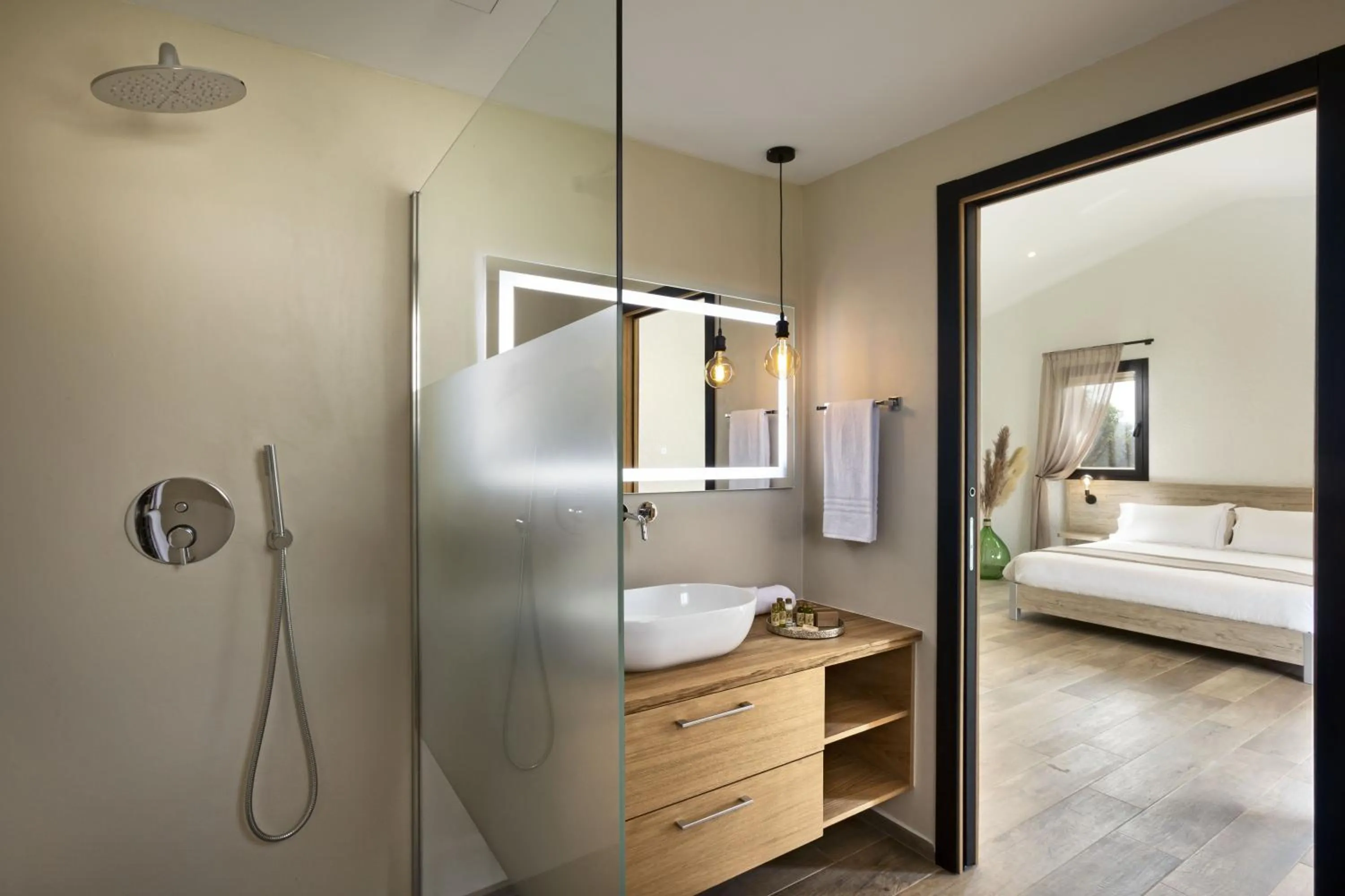 Shower, Bed in Uddastri Retreat