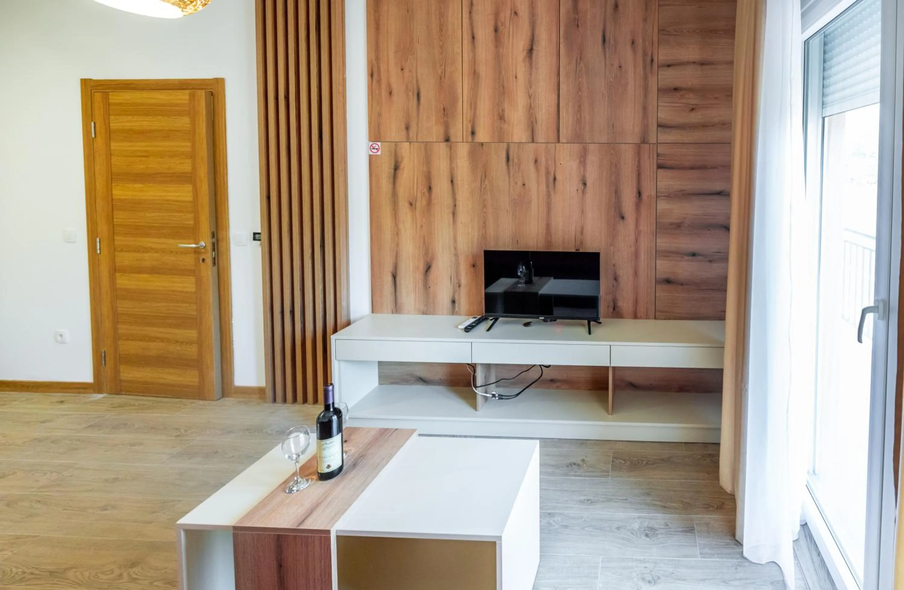 Communal lounge/ TV room in Pini Apart-hotel