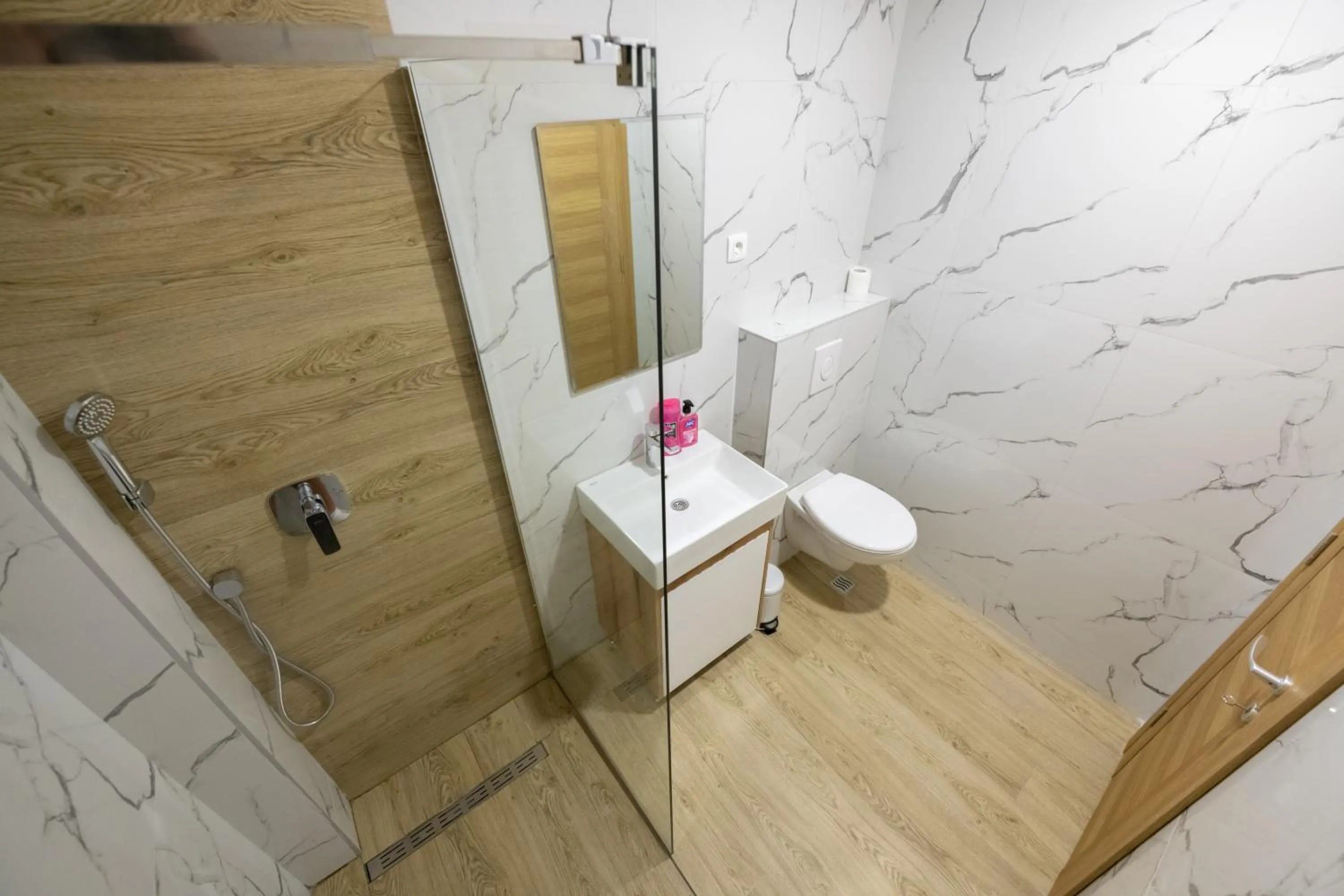 Toilet in Pini Apart-hotel