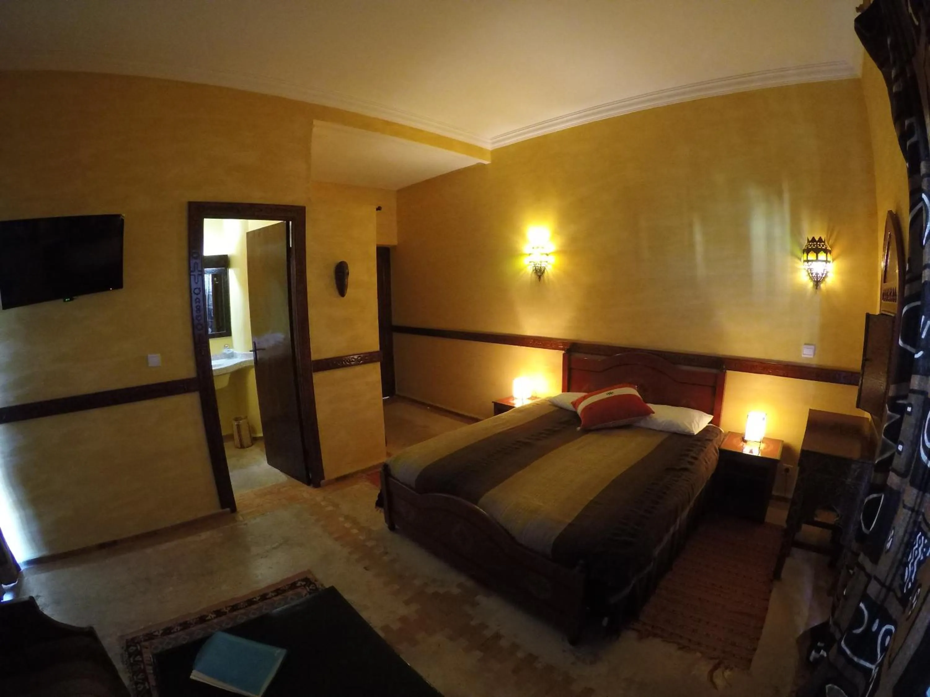 Photo of the whole room, Bed in Riad Zahra