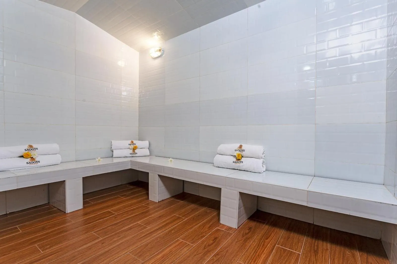 Steam room in Saggys Suites Hotel & Spa