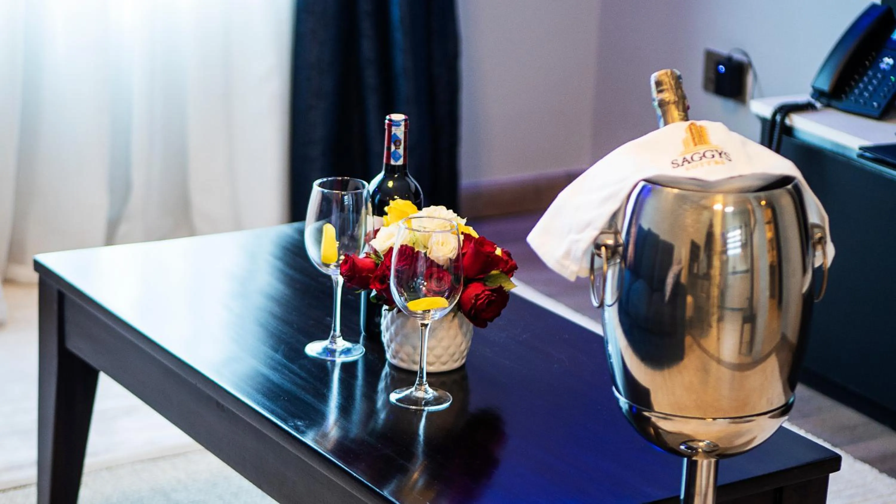 Food and drinks in Saggys Suites Hotel & Spa