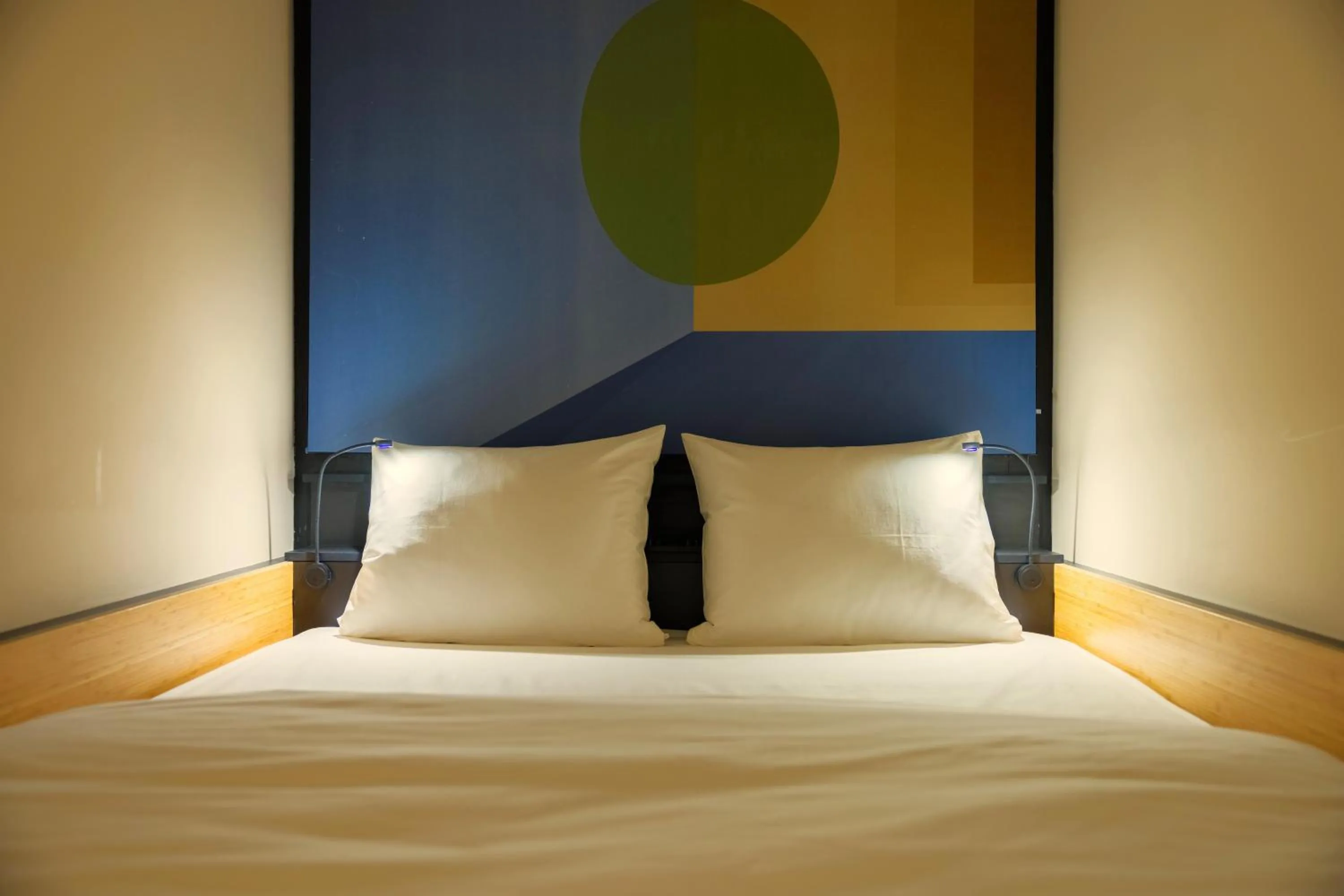 Bedroom, Bed in Poppies