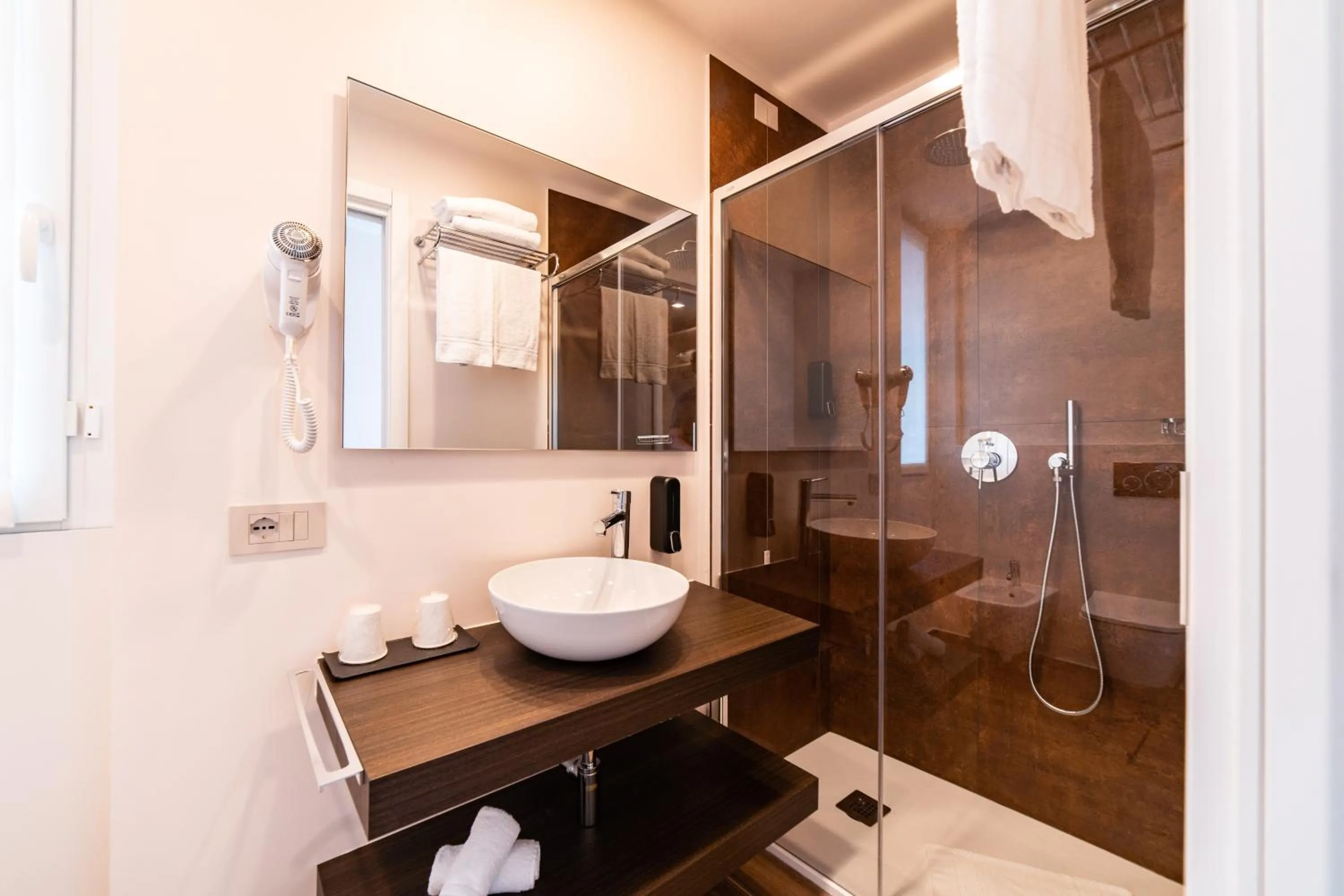 Shower in Hotel del Conte