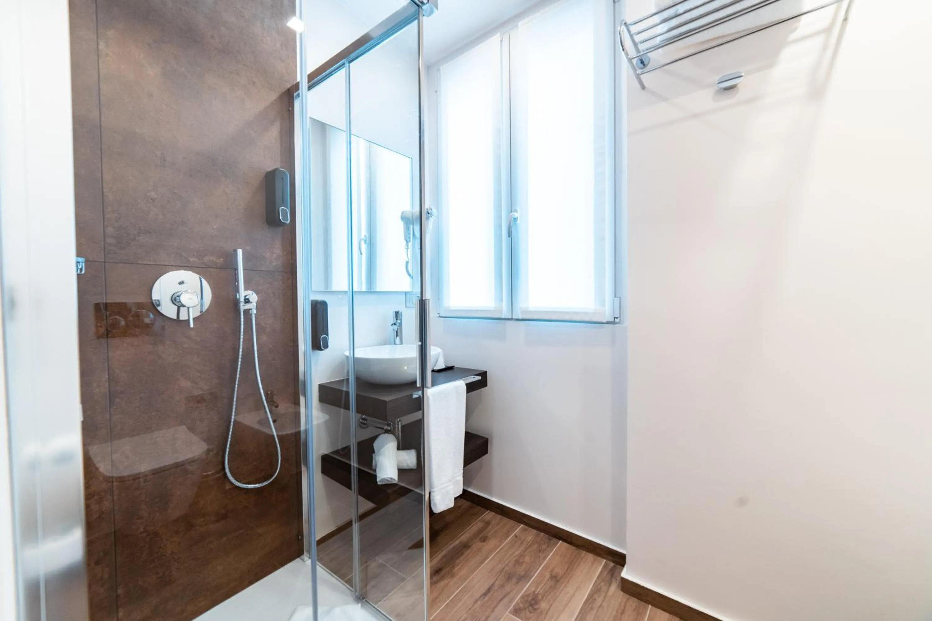 Shower in Hotel del Conte