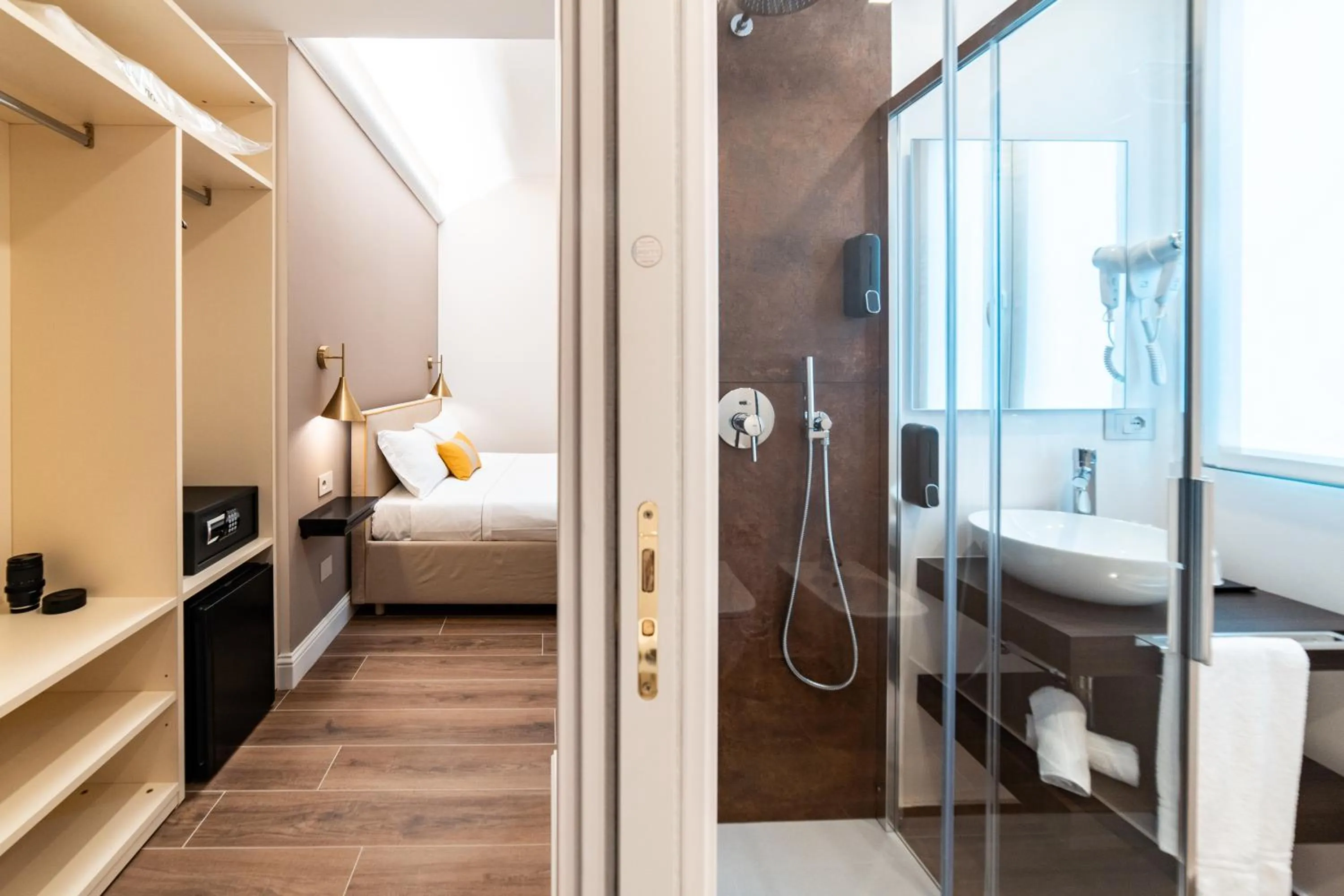 Shower, Bed in Hotel del Conte