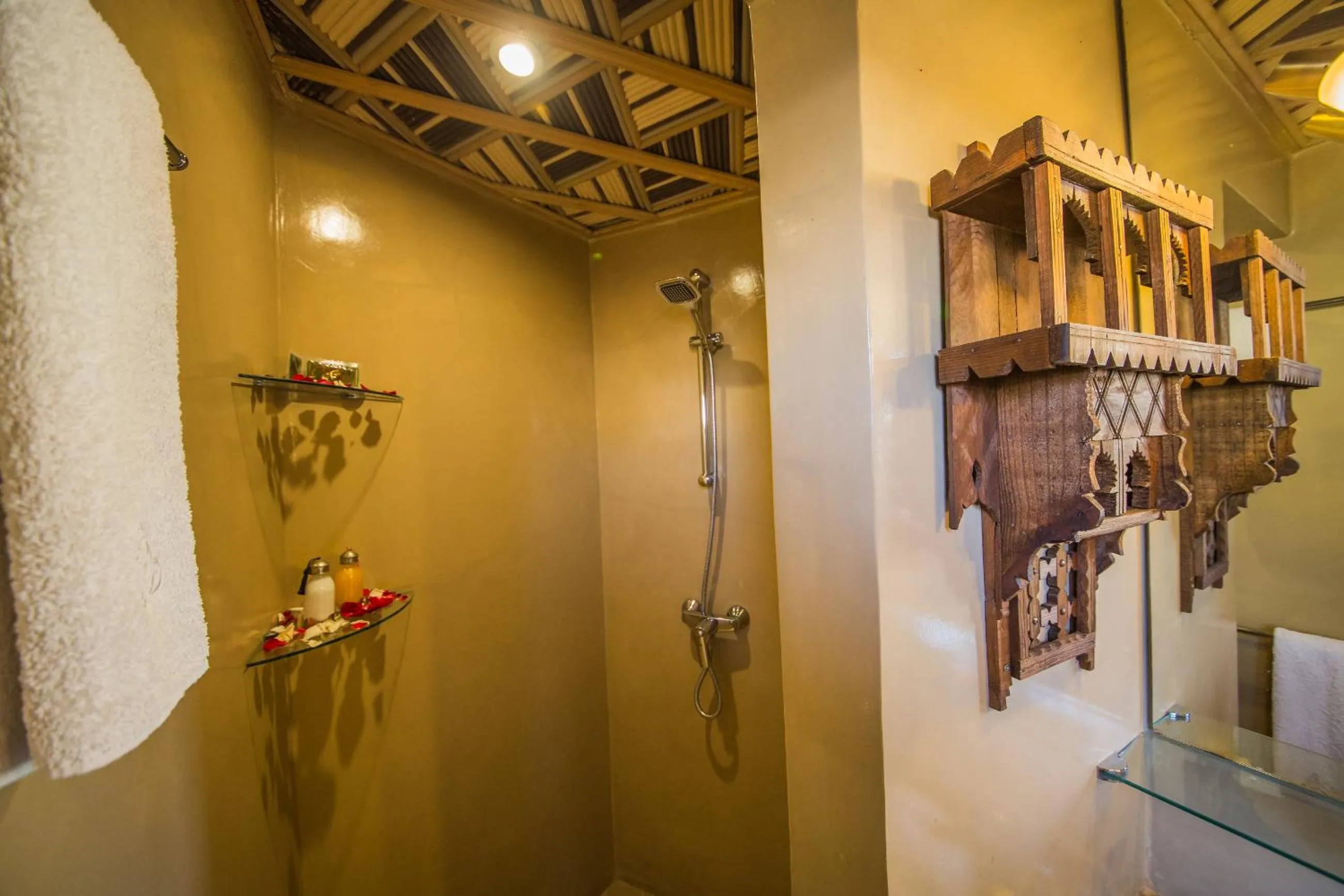 Shower in Dar victoria