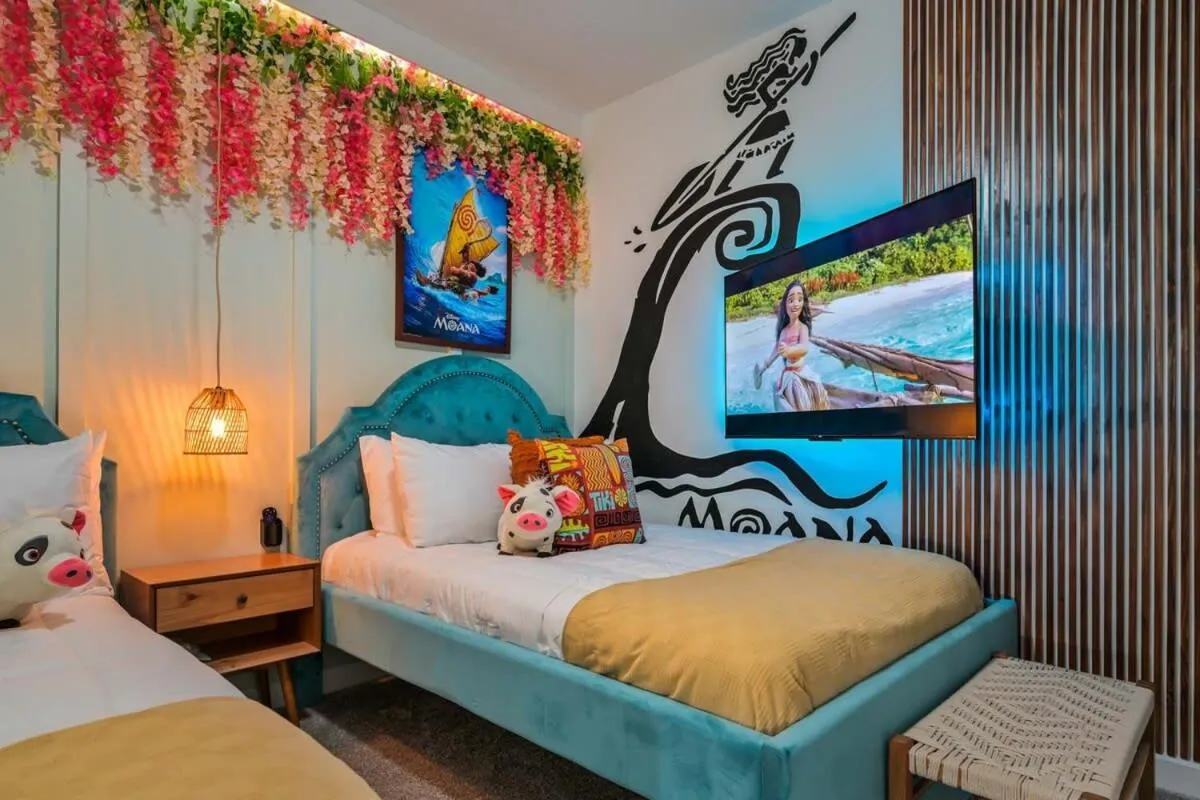 Bed in Brand New Corner Lot Pond View Vacation Home