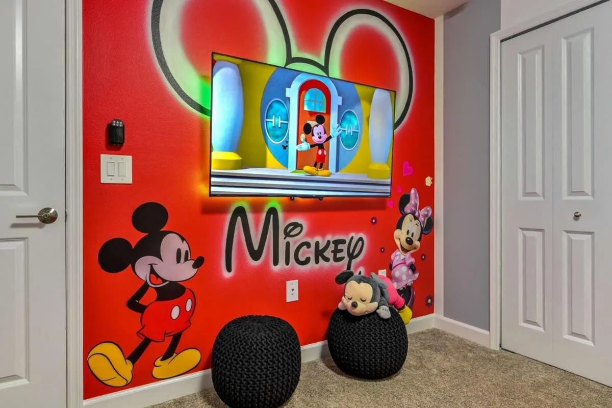 Brand New Corner Lot Pond View Vacation Home