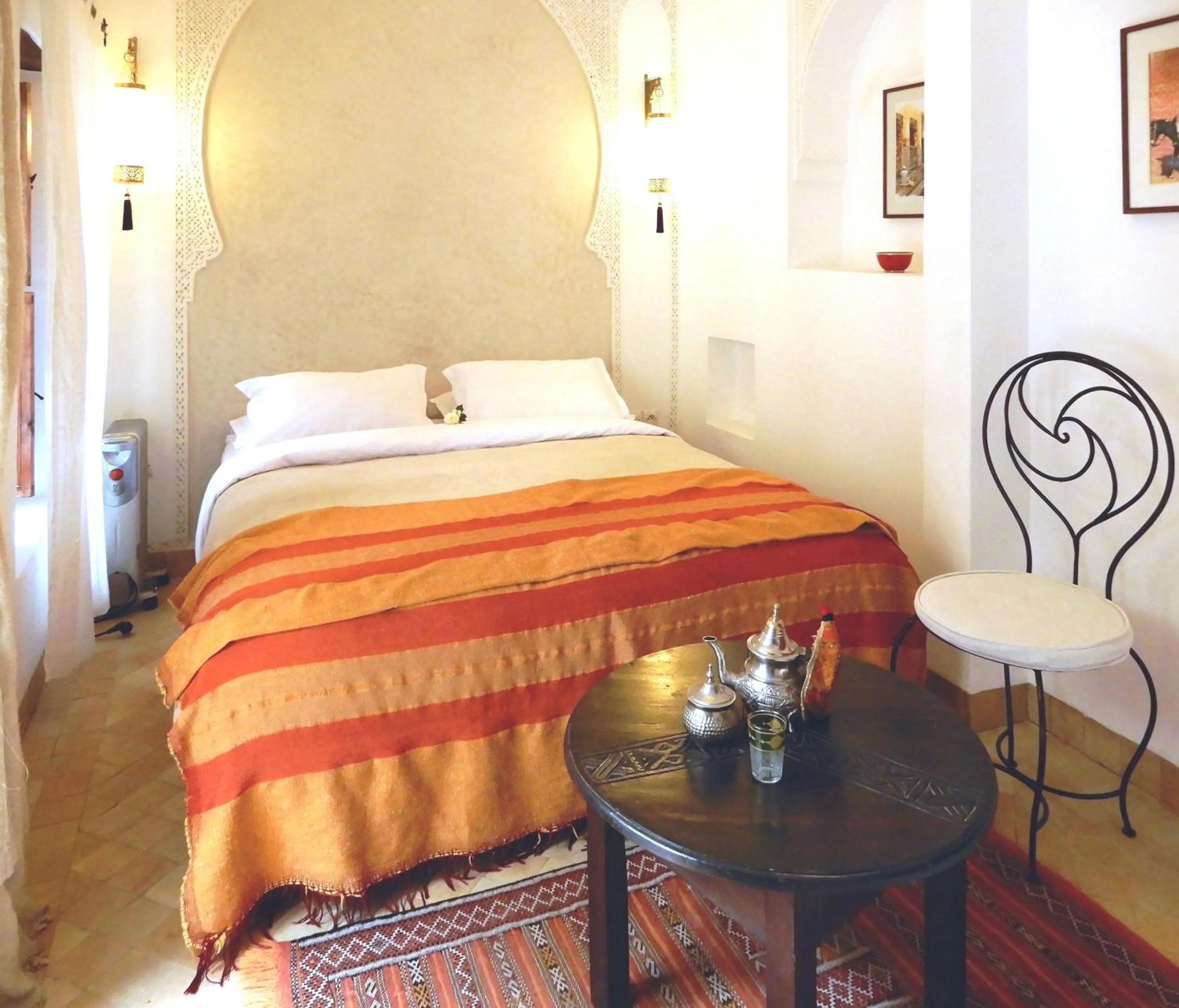 Seating area, Bed in Riad Carina