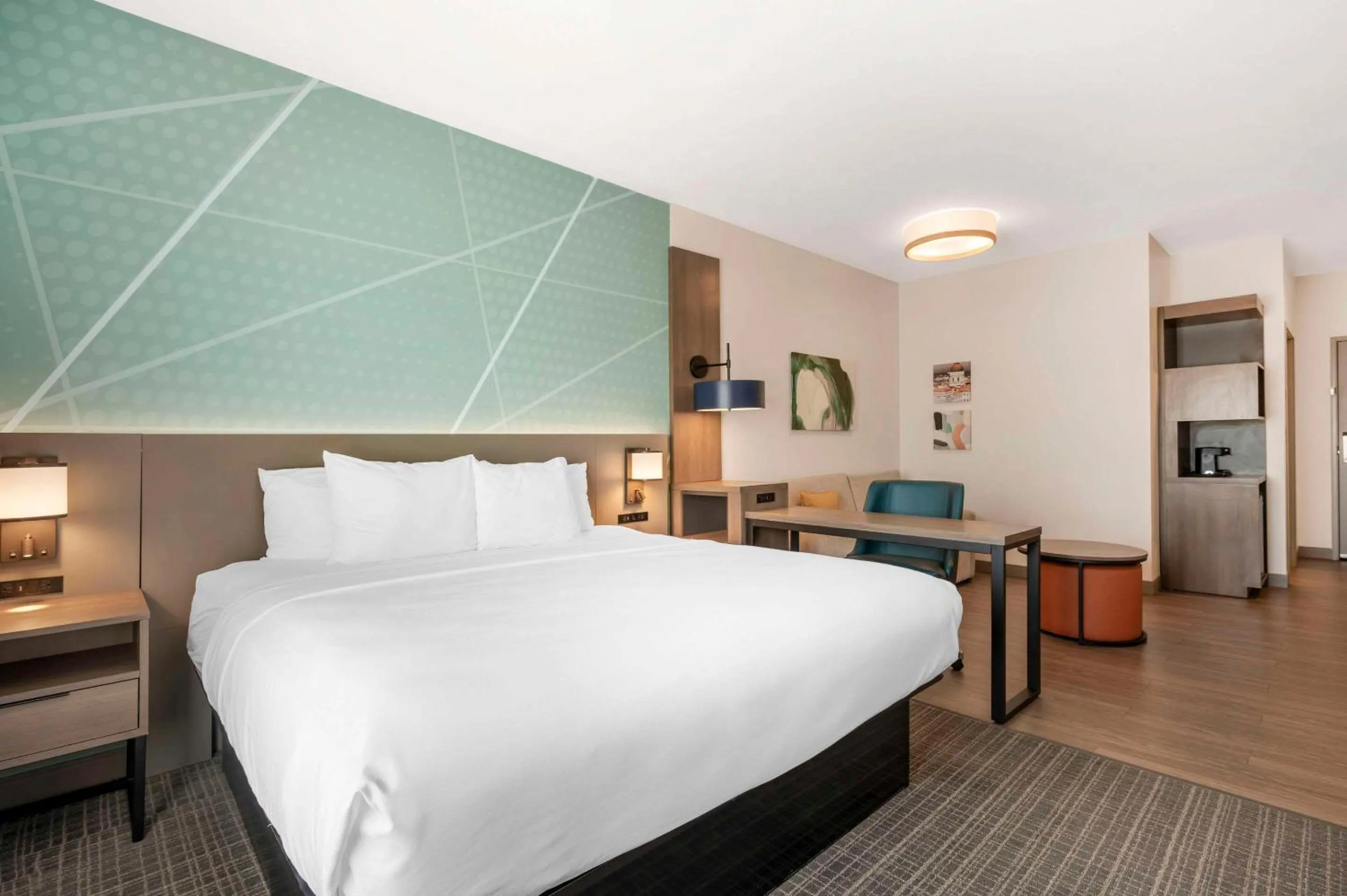 Bedroom, Bed in Comfort Suites