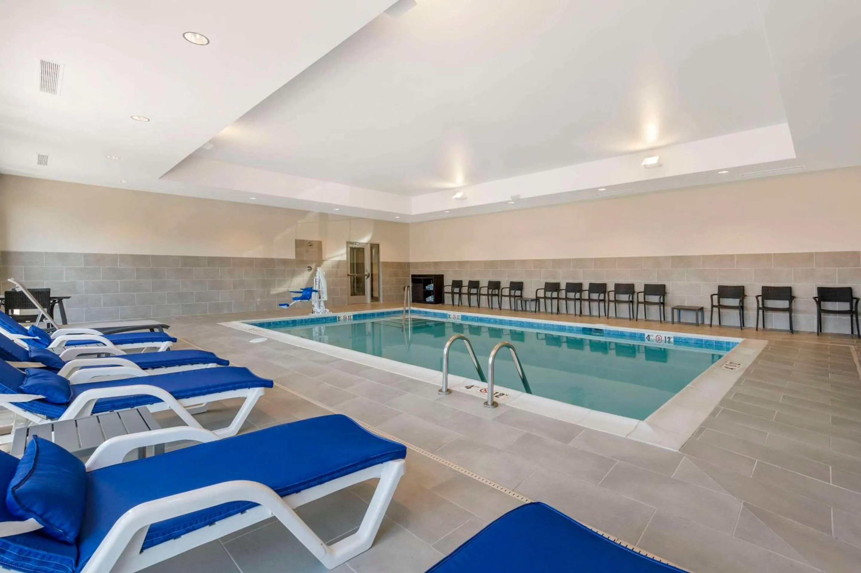 Swimming pool in Comfort Suites