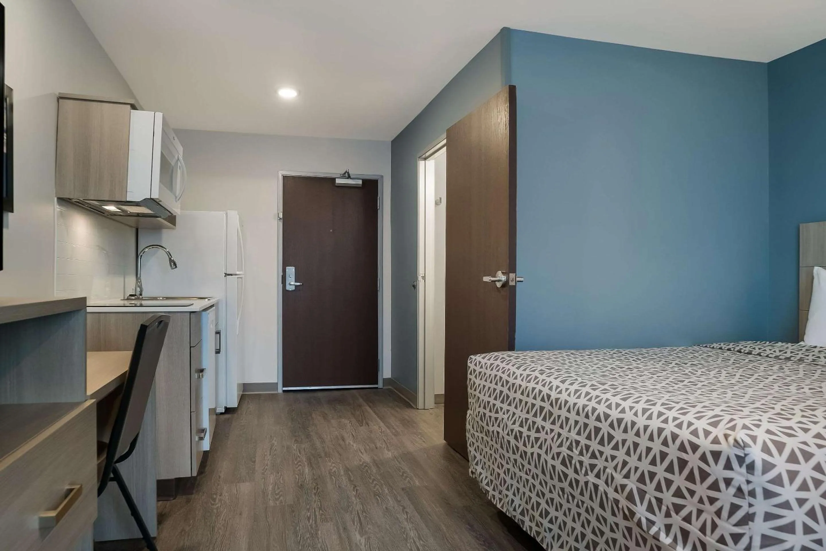 Bedroom, Bed in WoodSpring Suites Detroit Sterling Heights