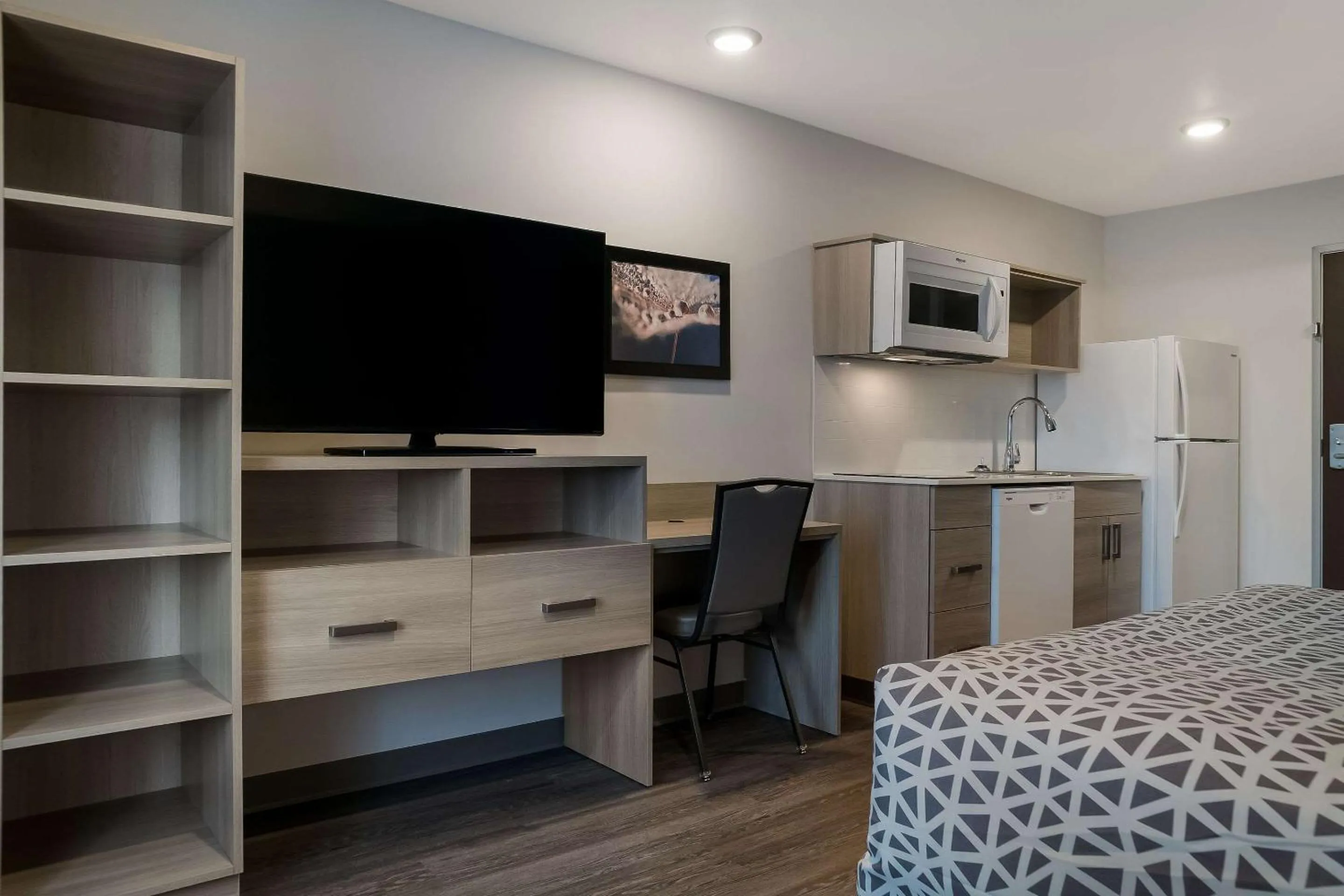 Bedroom, Bed in WoodSpring Suites Detroit Sterling Heights