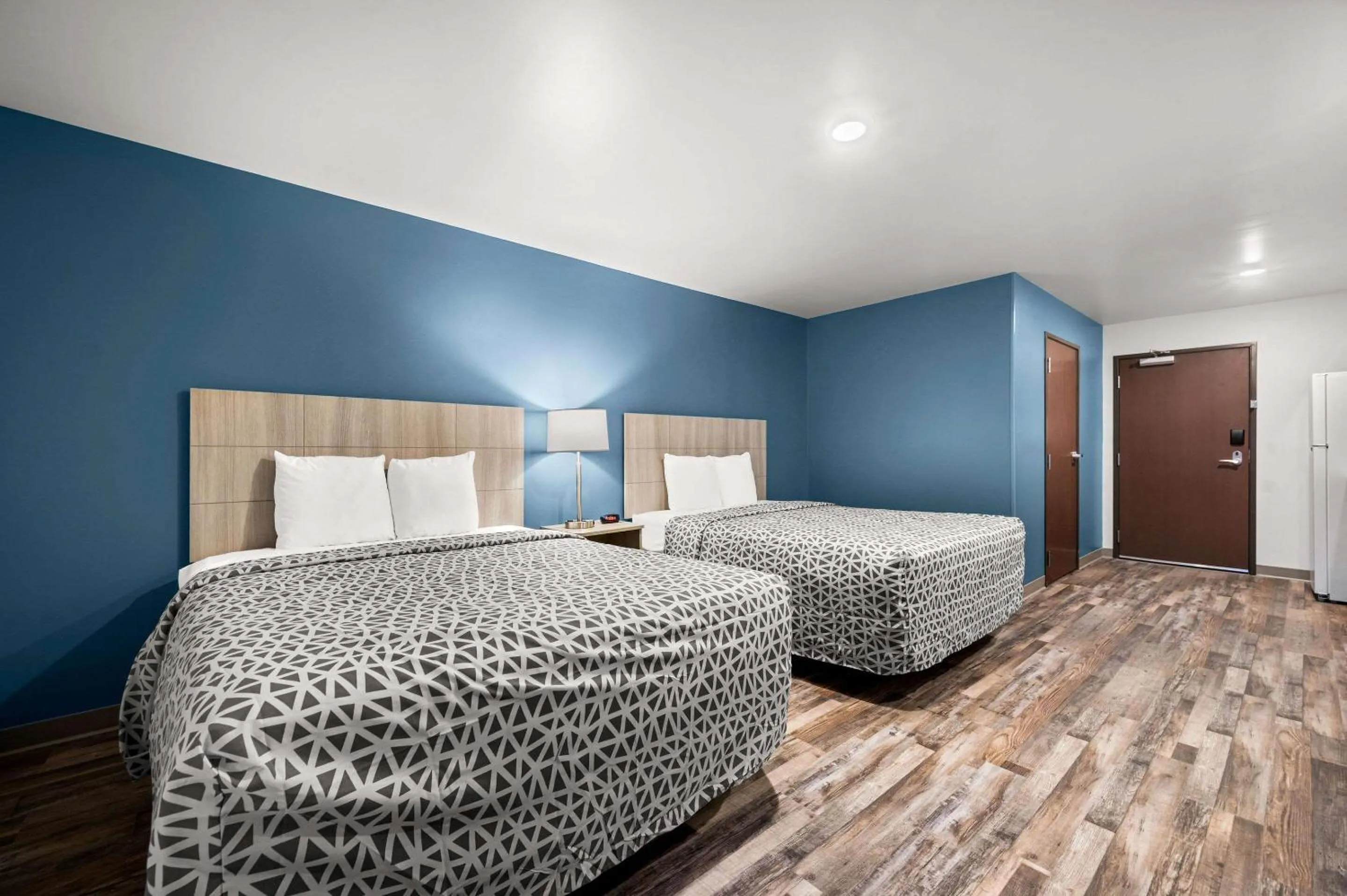 Bedroom, Bed in WoodSpring Suites Dearborn Detroit