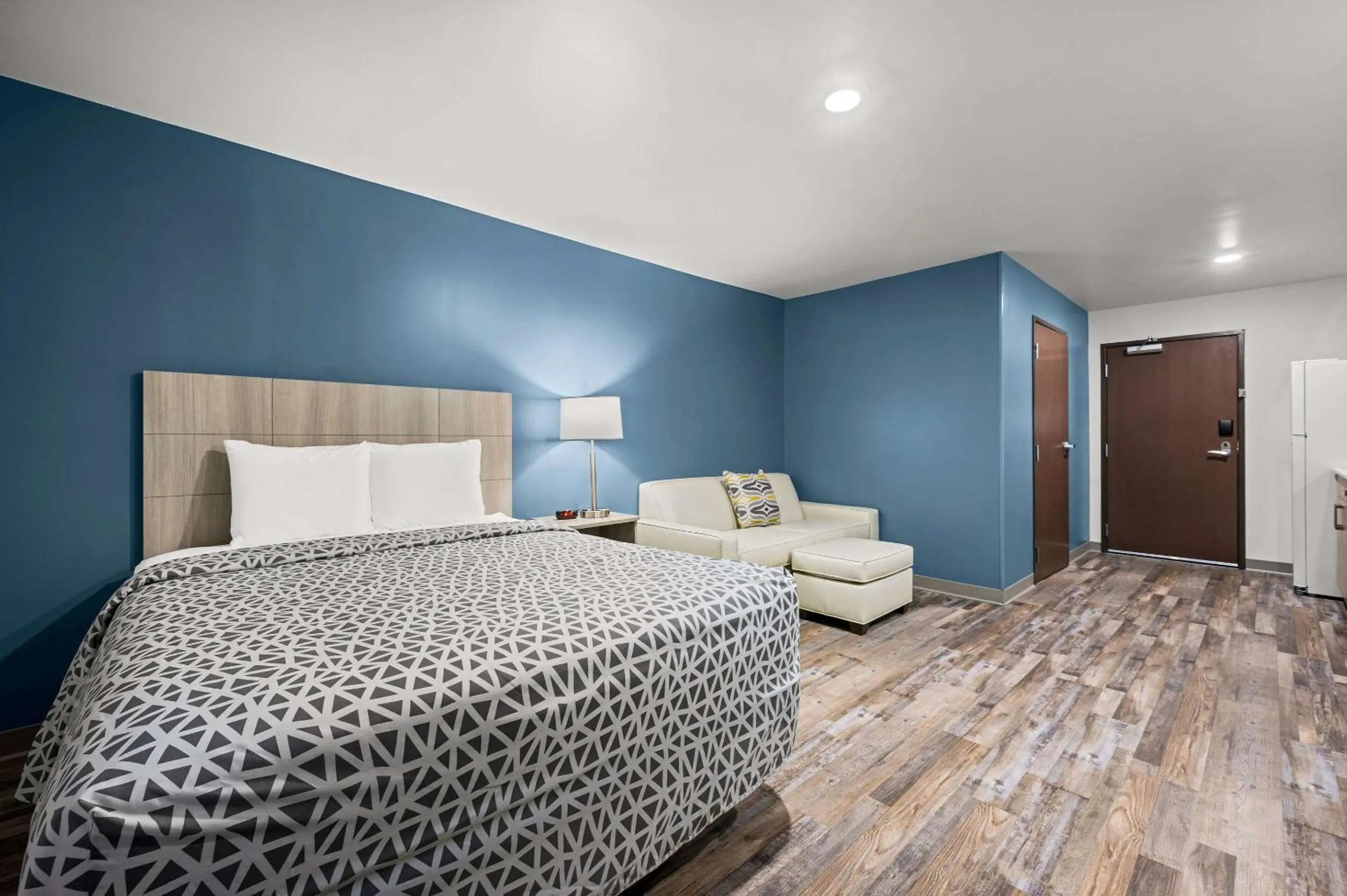 Seating area, Bed in WoodSpring Suites Dearborn Detroit