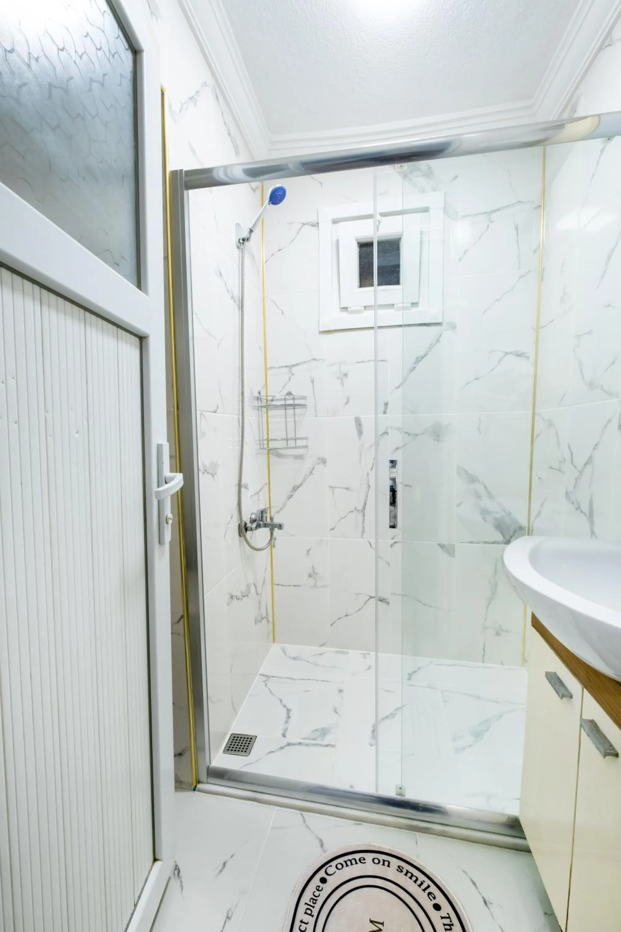 Shower in İSTANBLUE TAKSİM APART HOTEL