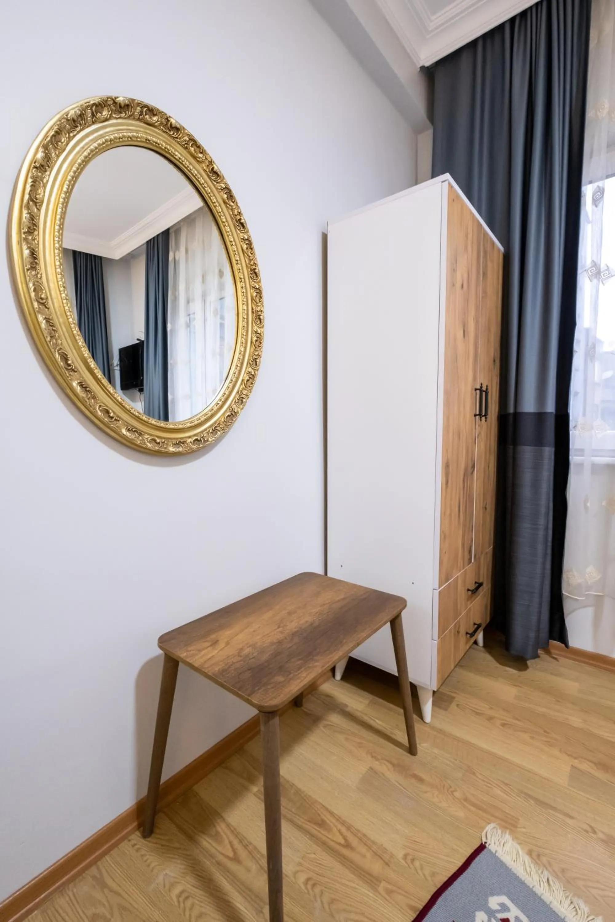 wardrobe in İSTANBLUE TAKSİM APART HOTEL