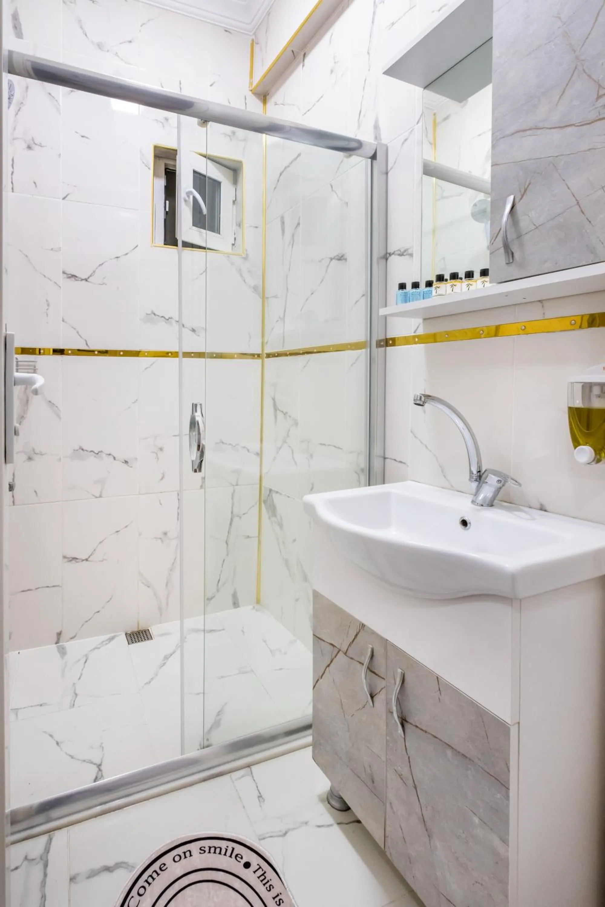 Shower in İSTANBLUE TAKSİM APART HOTEL