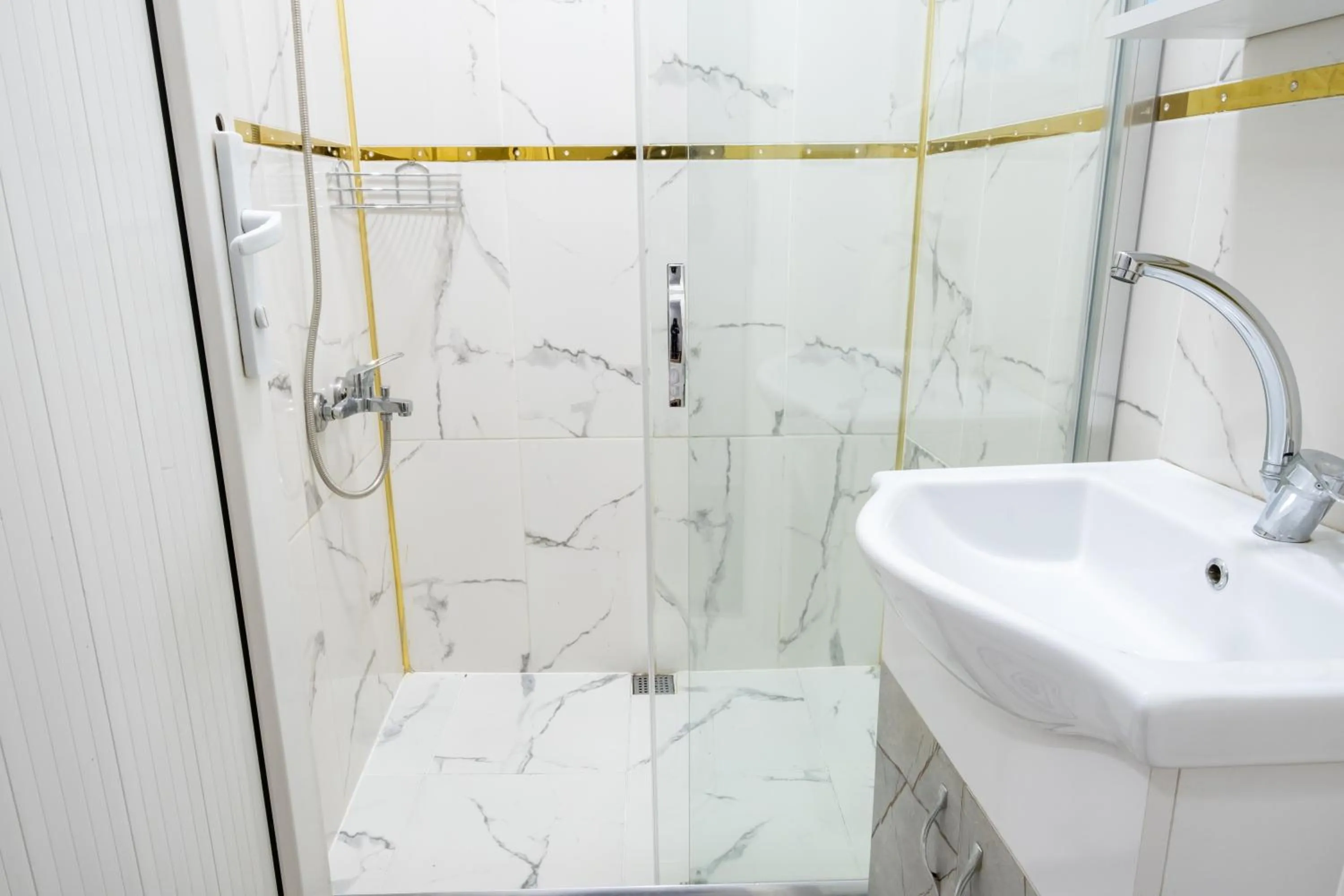 Shower in İSTANBLUE TAKSİM APART HOTEL