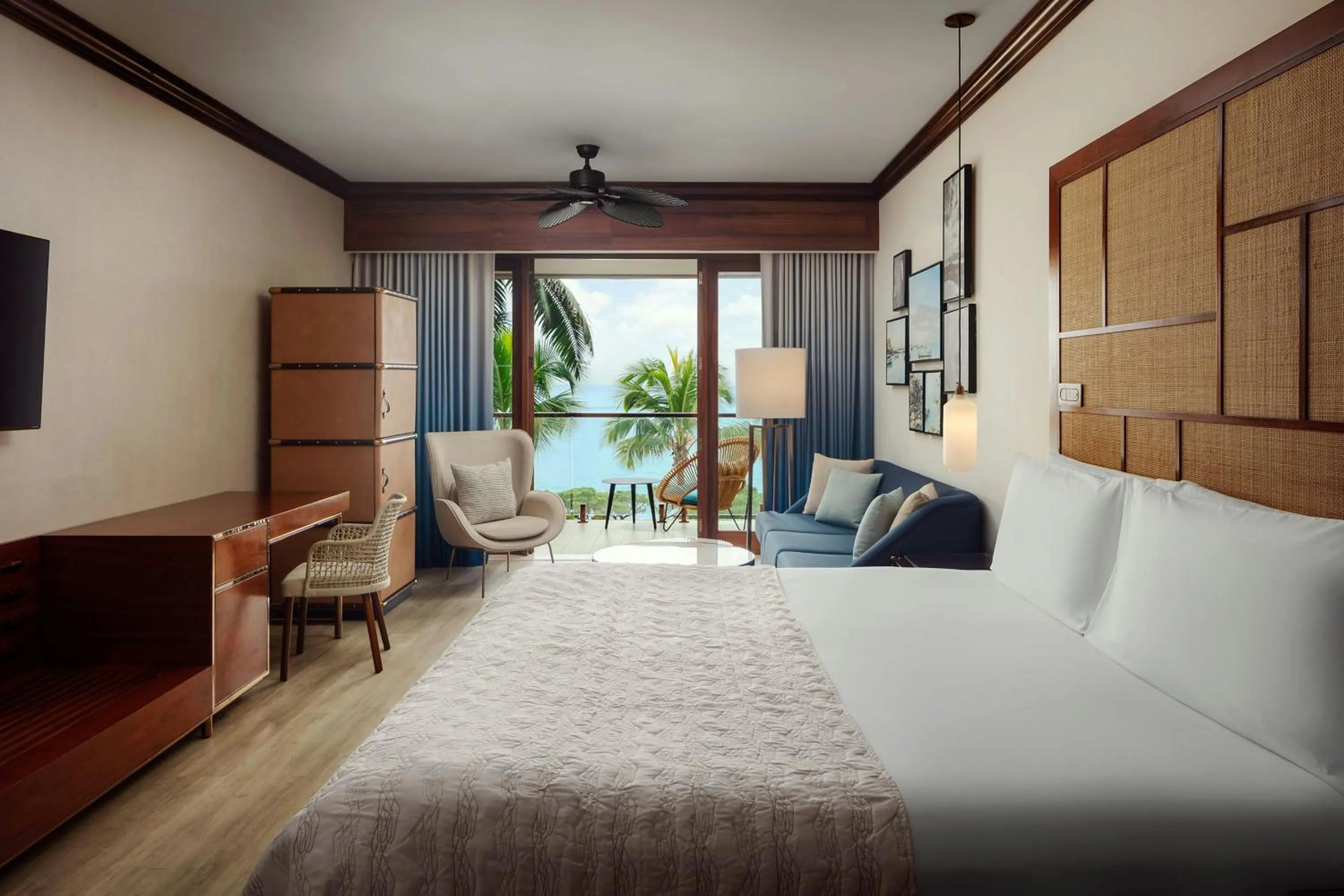 Photo of the whole room, Bed in Le Meridien Ile Maurice