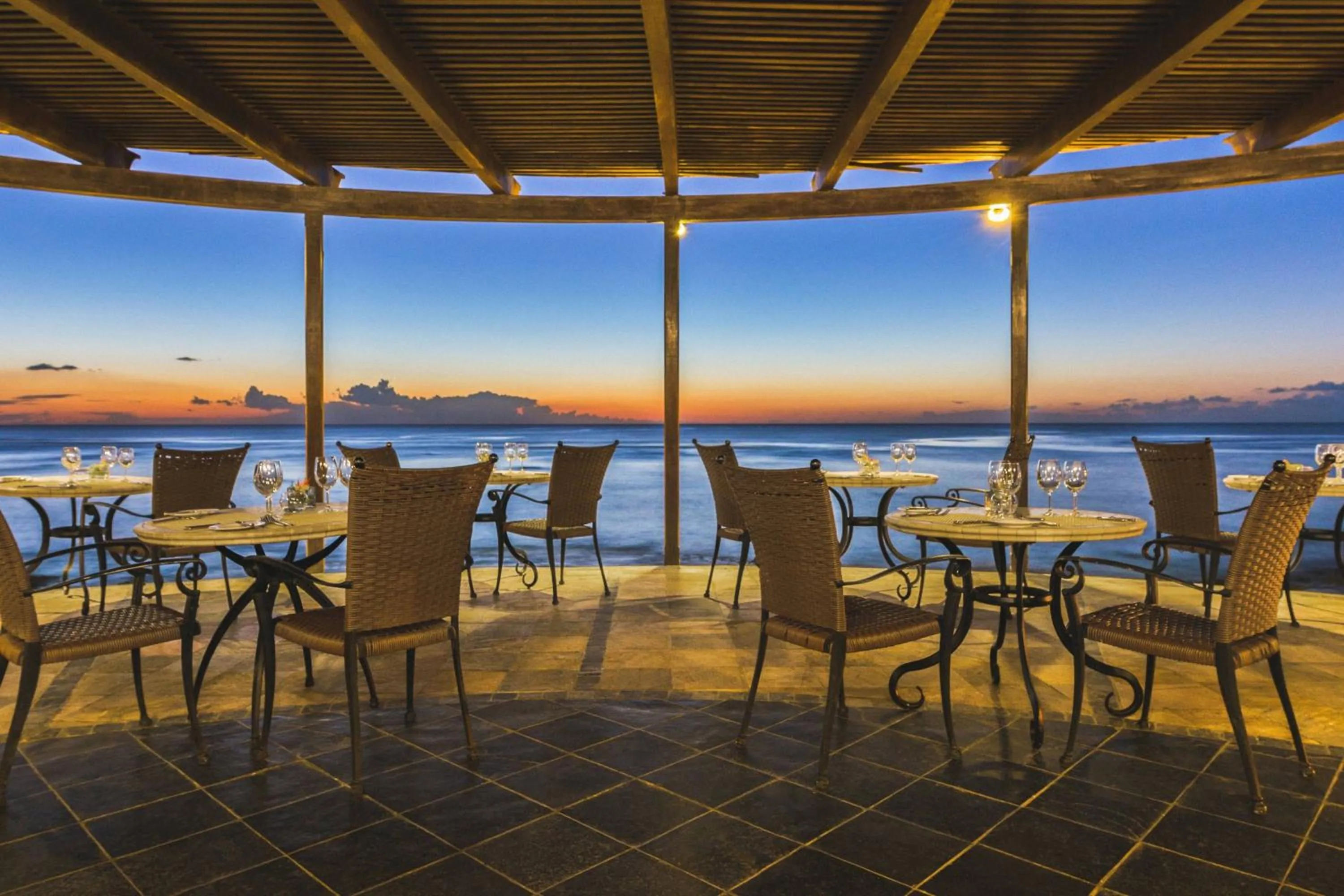 Restaurant/places to eat in Le Meridien Ile Maurice