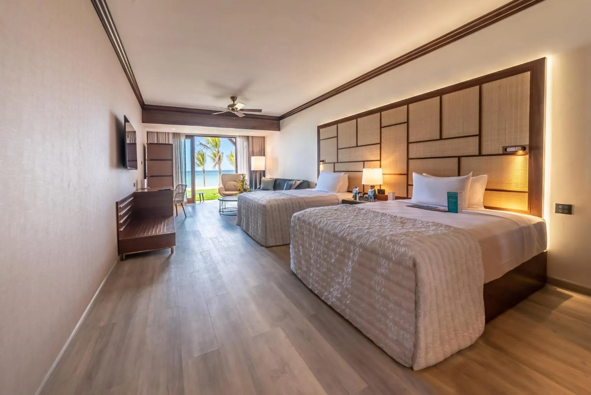 Photo of the whole room, Bed in Le Meridien Ile Maurice