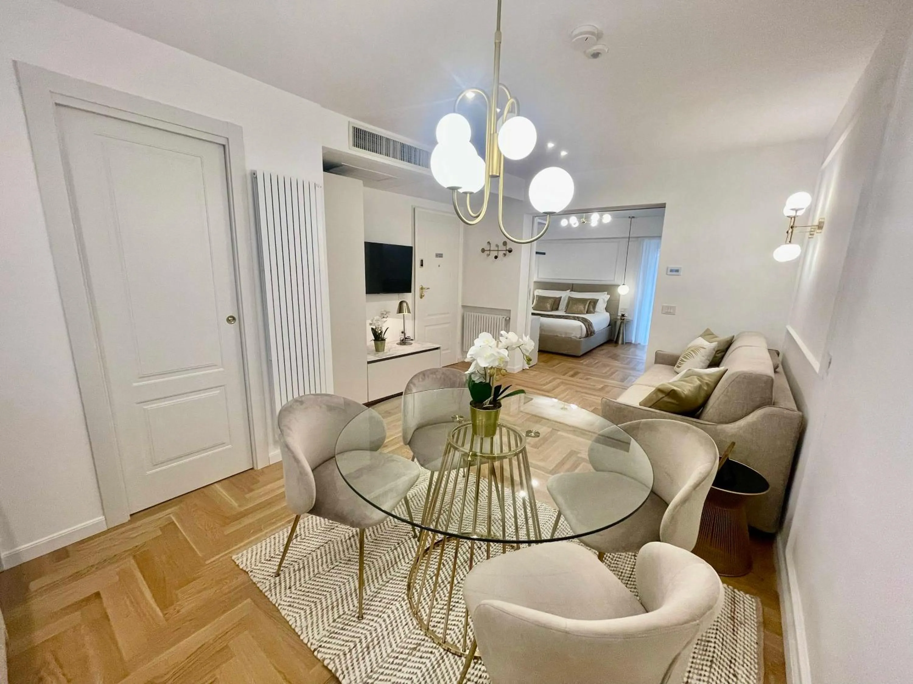 TV and multimedia in Bellagio Luxury Suites Apartments