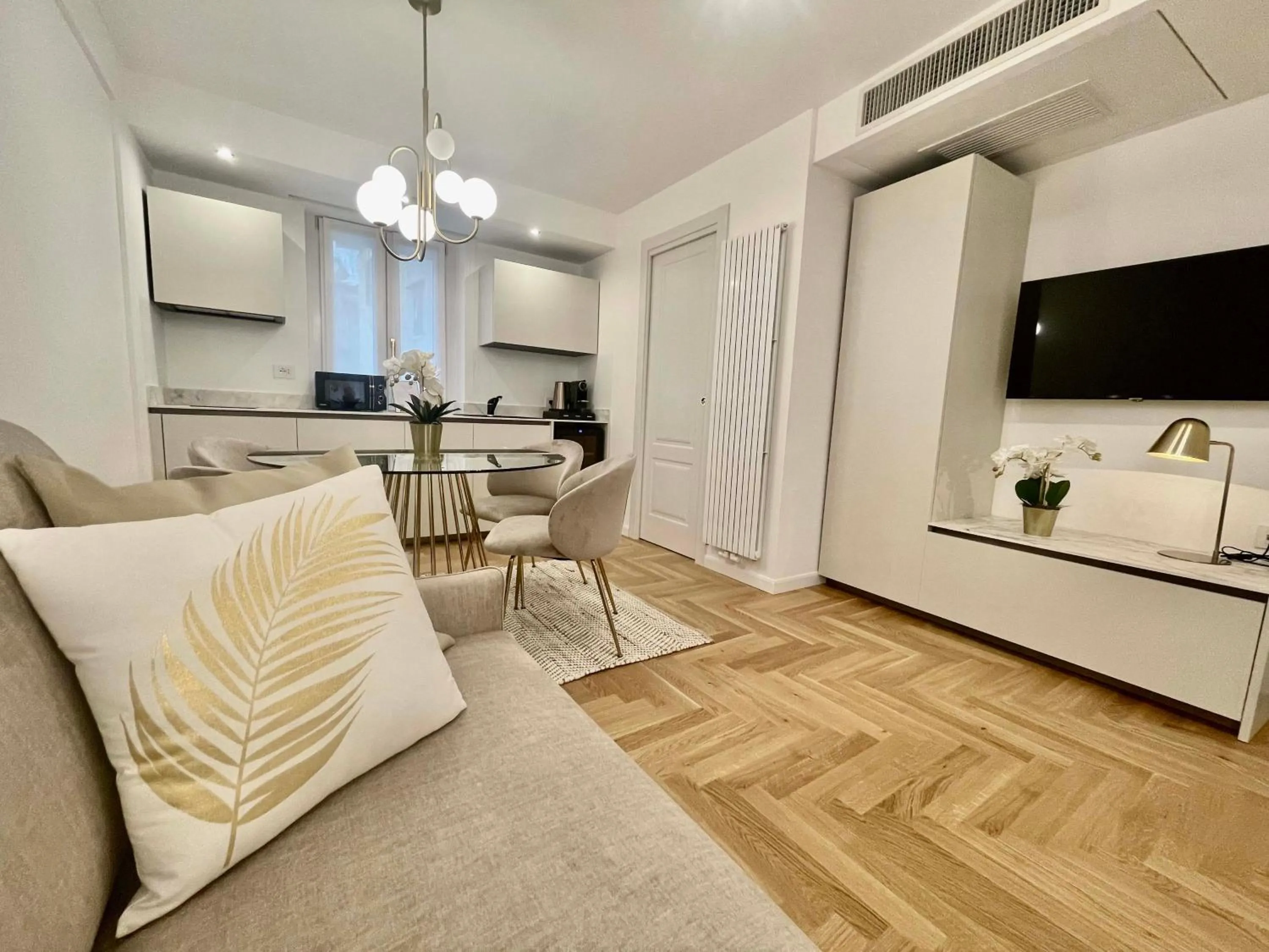 TV and multimedia in Bellagio Luxury Suites Apartments