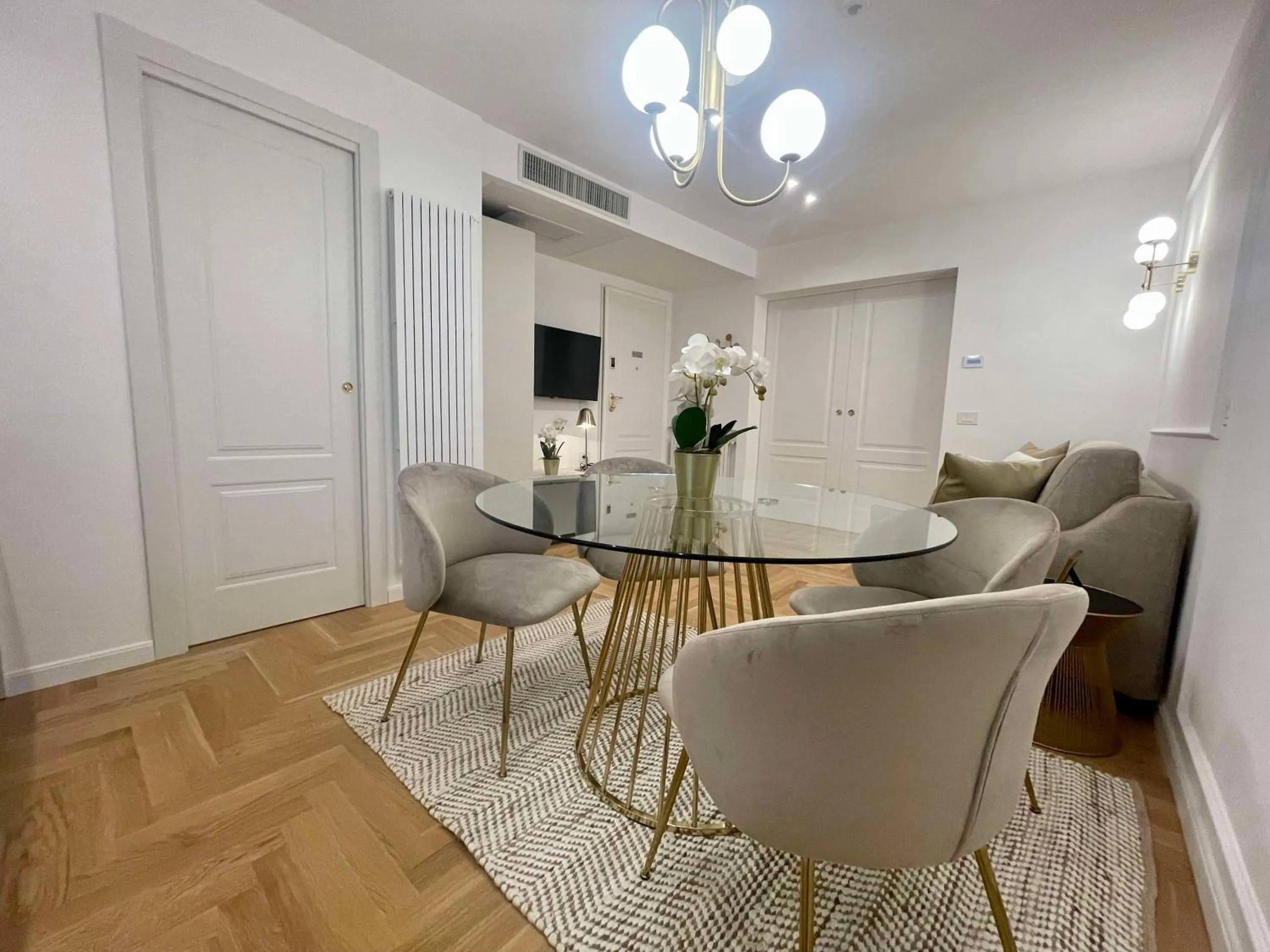 TV and multimedia in Bellagio Luxury Suites Apartments