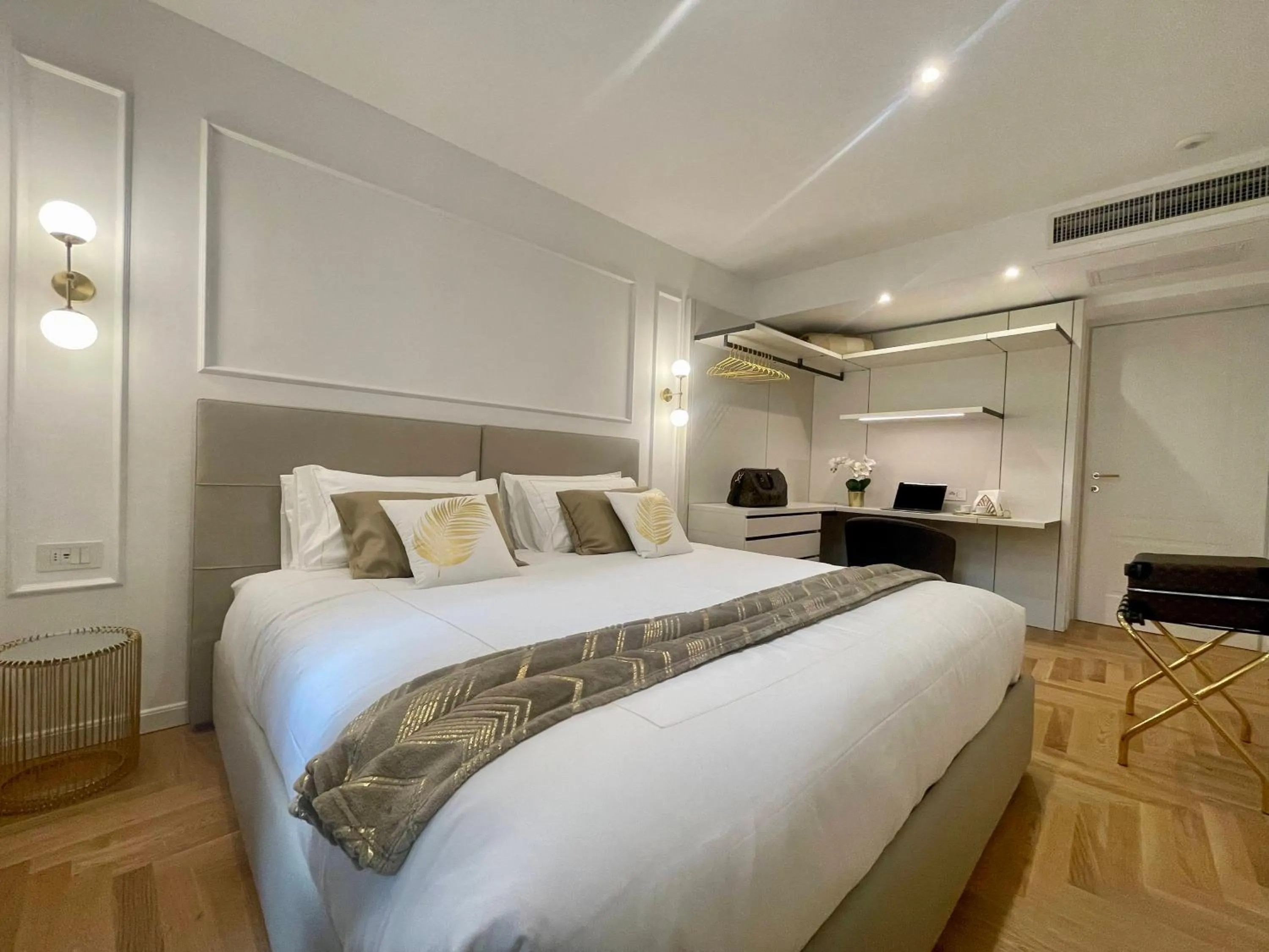 Bed in Bellagio Luxury Suites Apartments