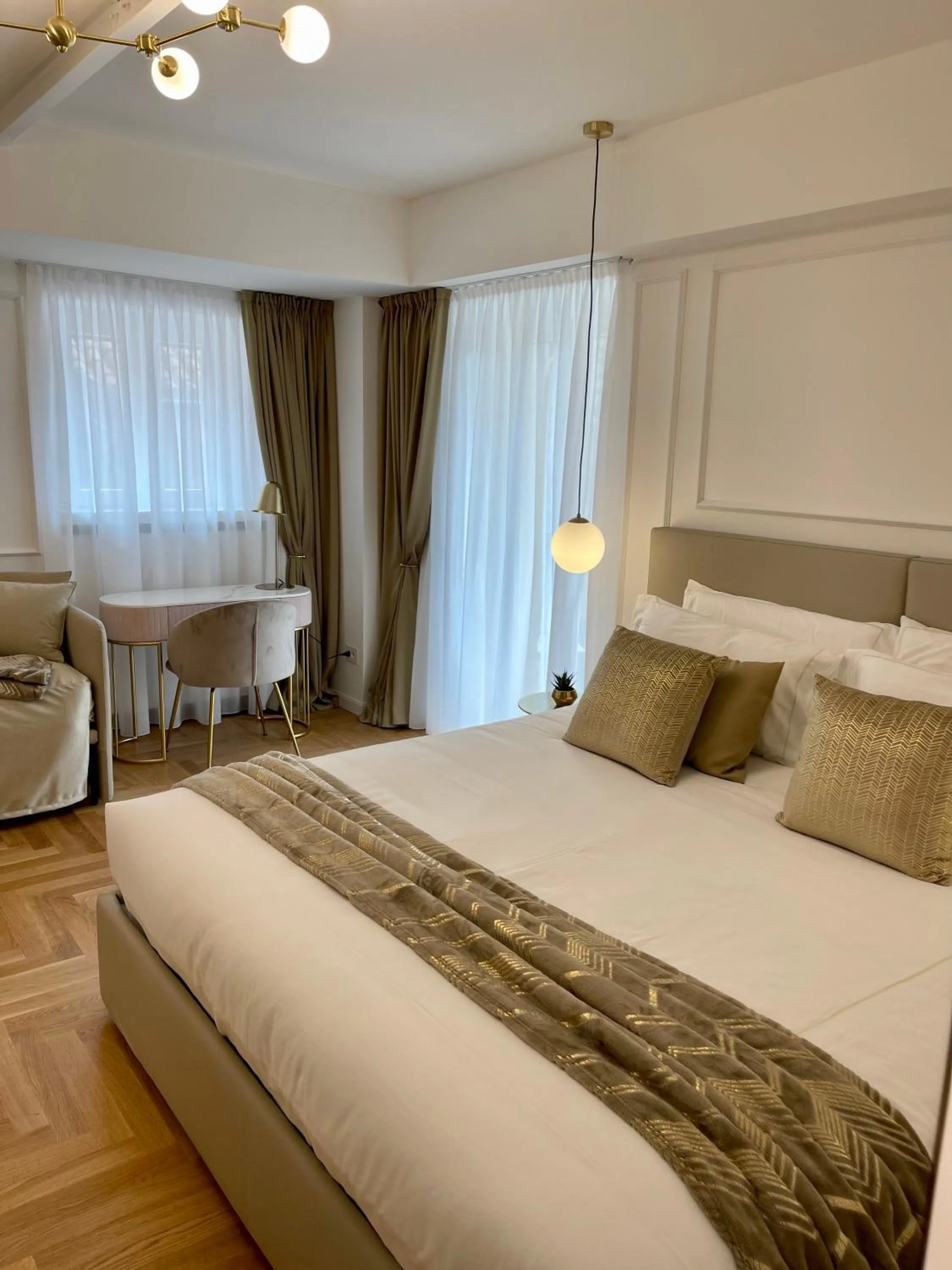 Bed in Bellagio Luxury Suites Apartments