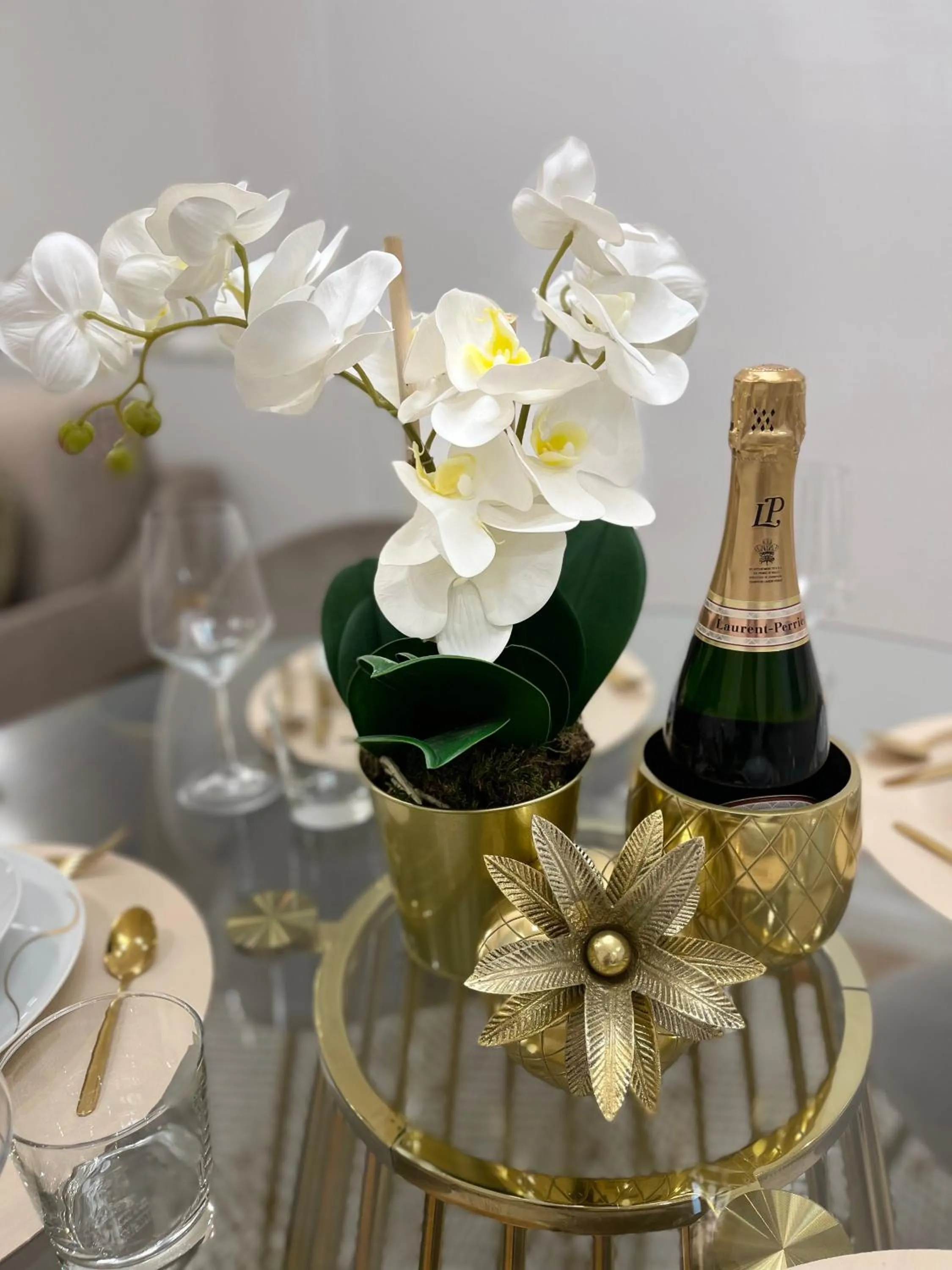 oven in Bellagio Luxury Suites Apartments