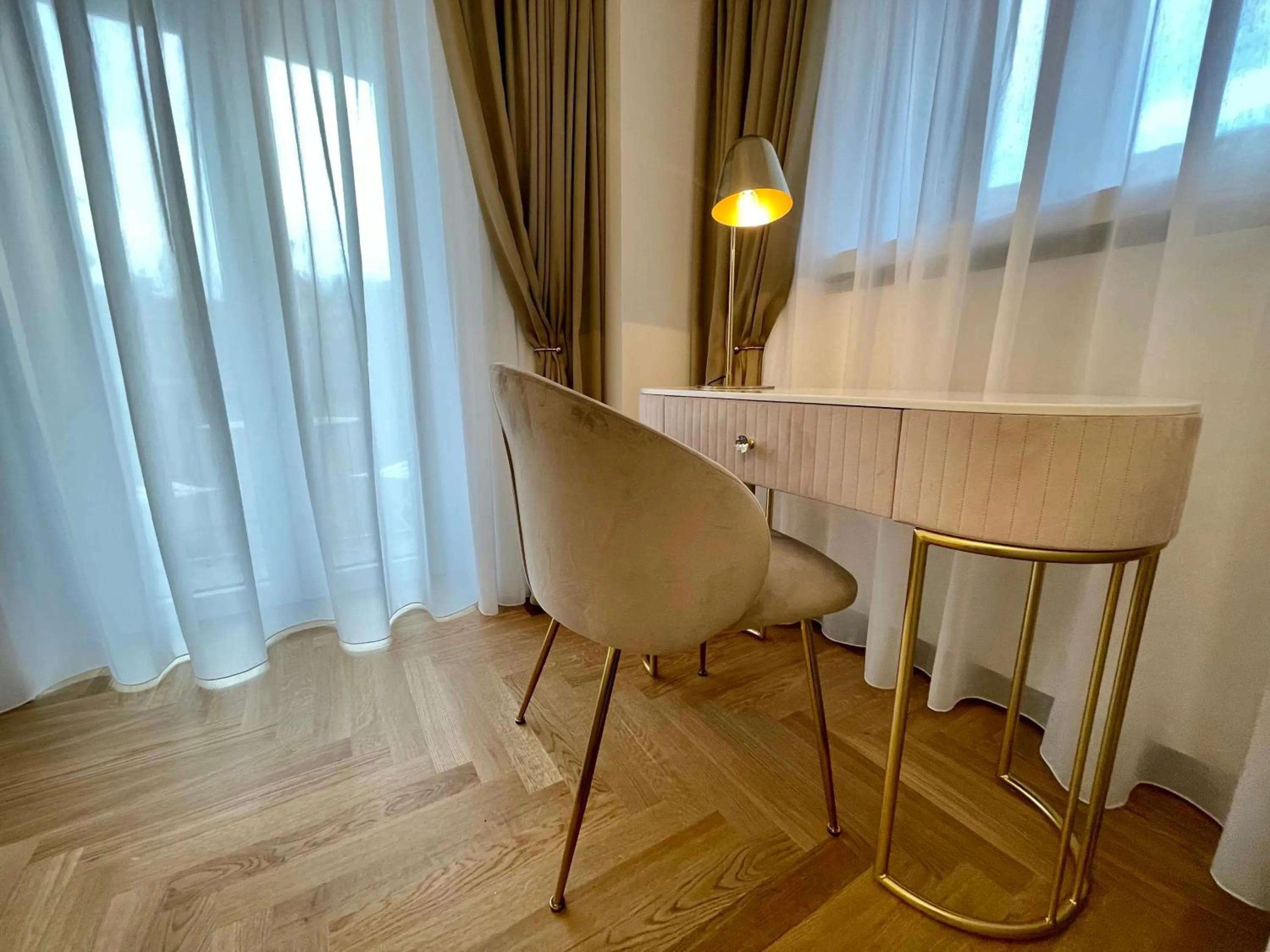 hair dresser in Bellagio Luxury Suites Apartments