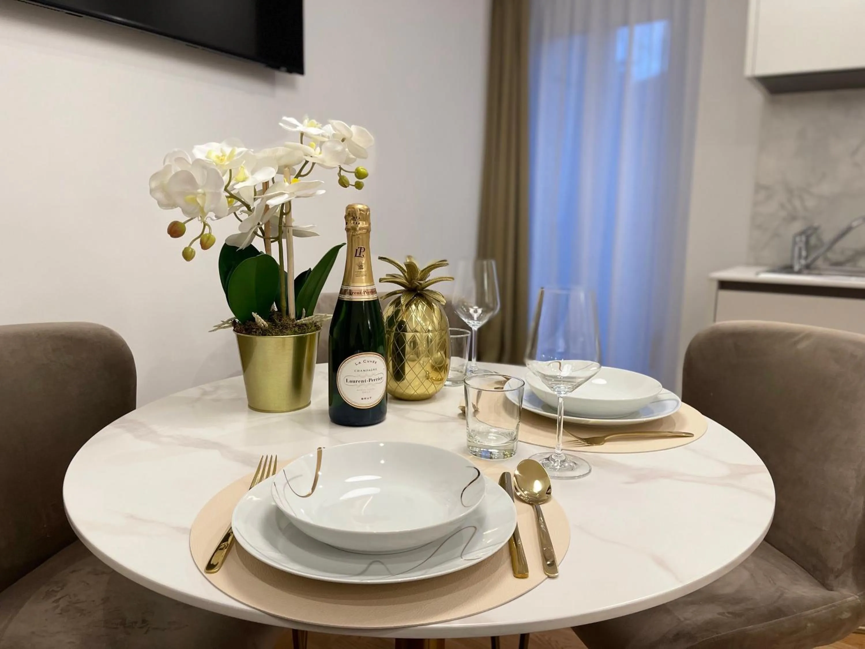 Dining area in Bellagio Luxury Suites Apartments