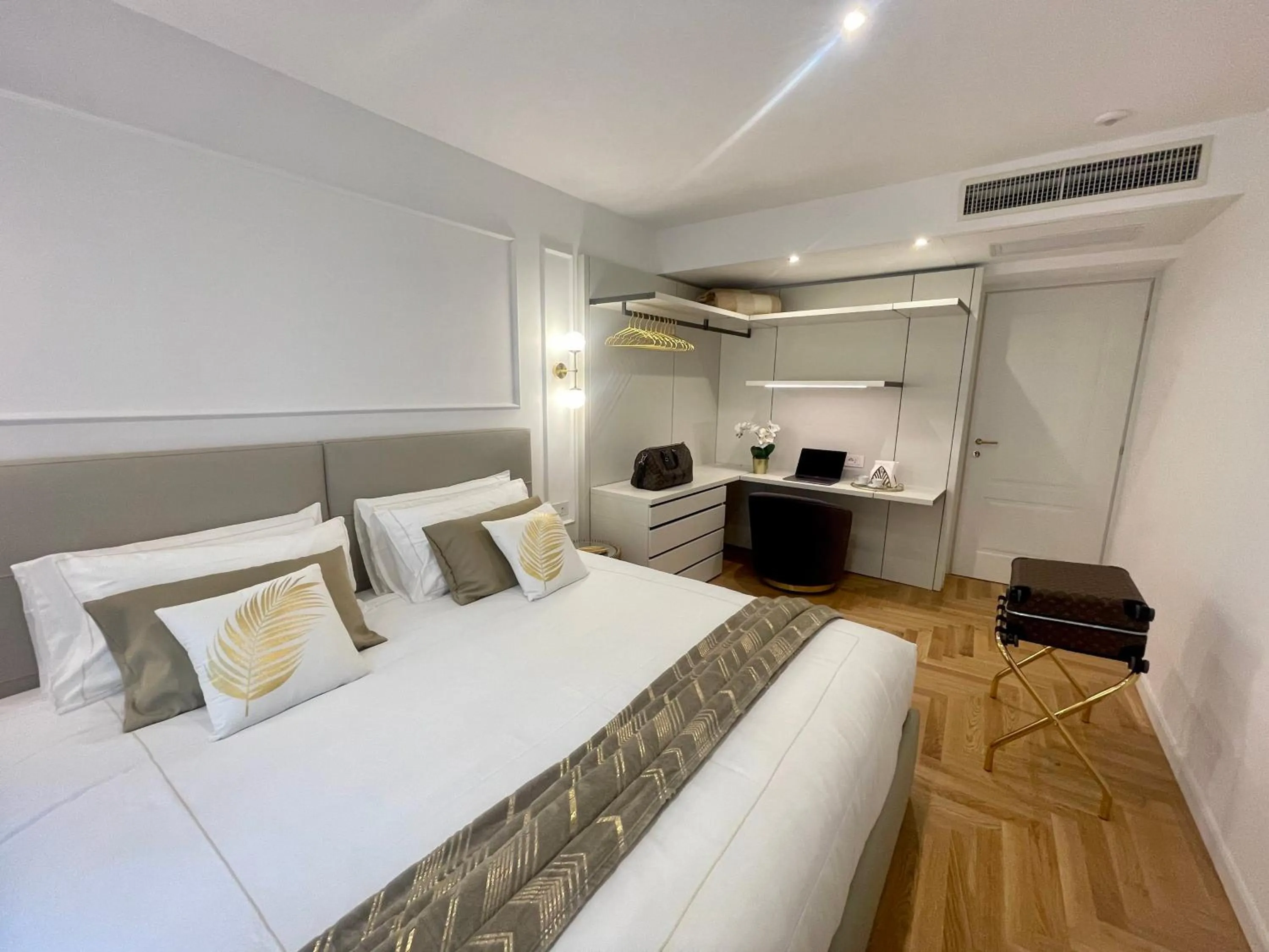 Bed in Bellagio Luxury Suites Apartments