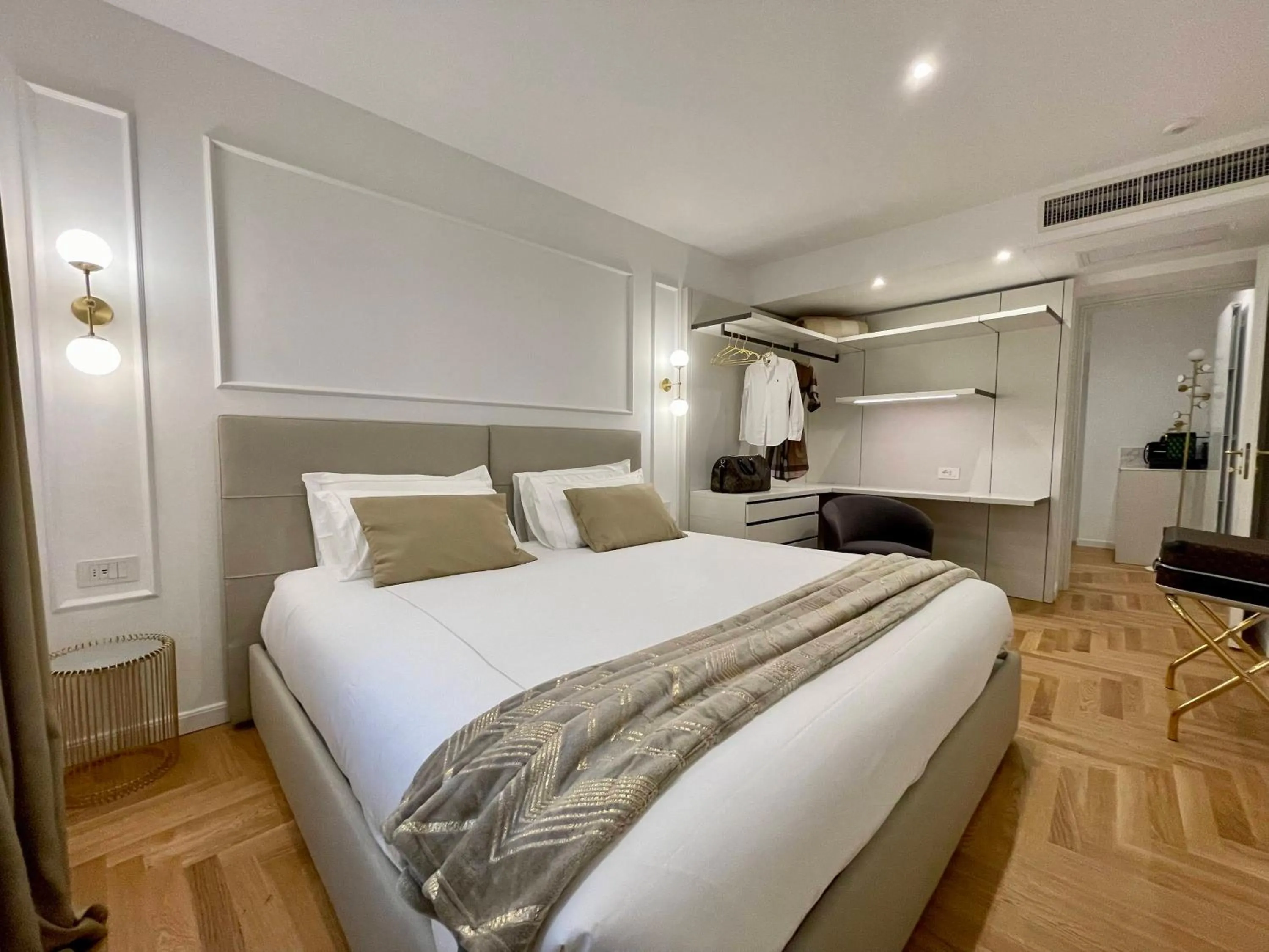 Bed in Bellagio Luxury Suites Apartments