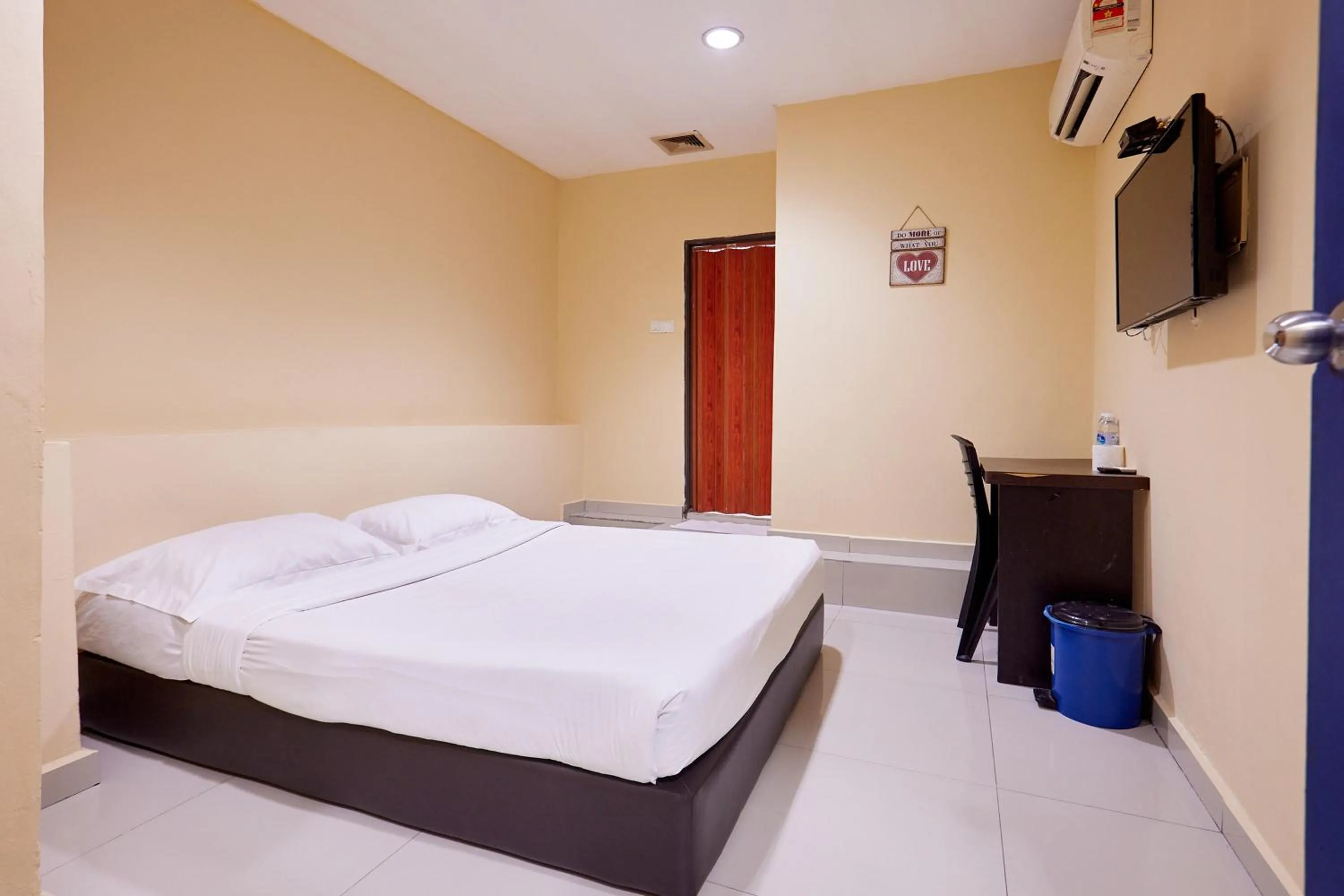 Bedroom, Bed in Hotel Inap Sri Gombak