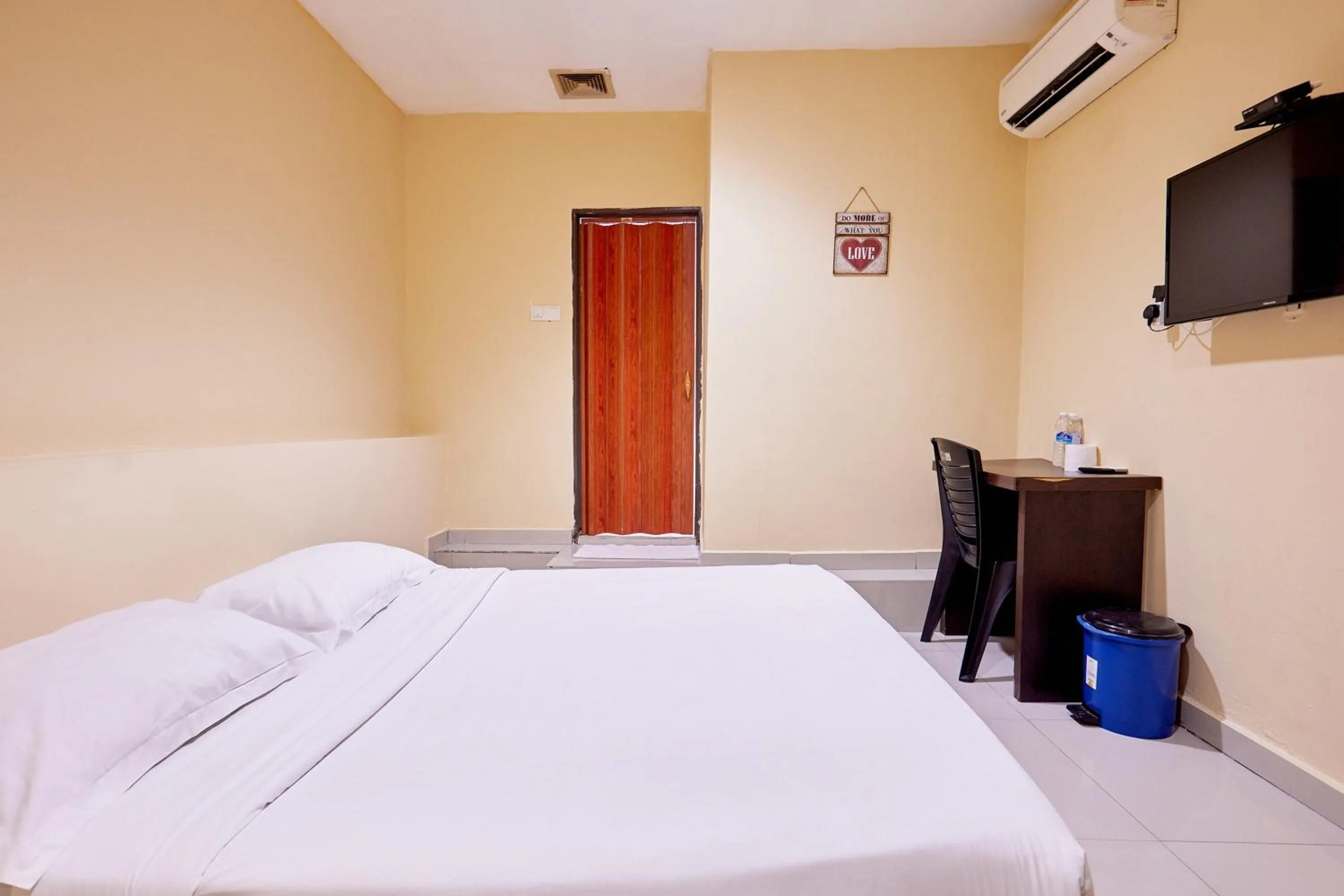 Bedroom, Bed in Hotel Inap Sri Gombak