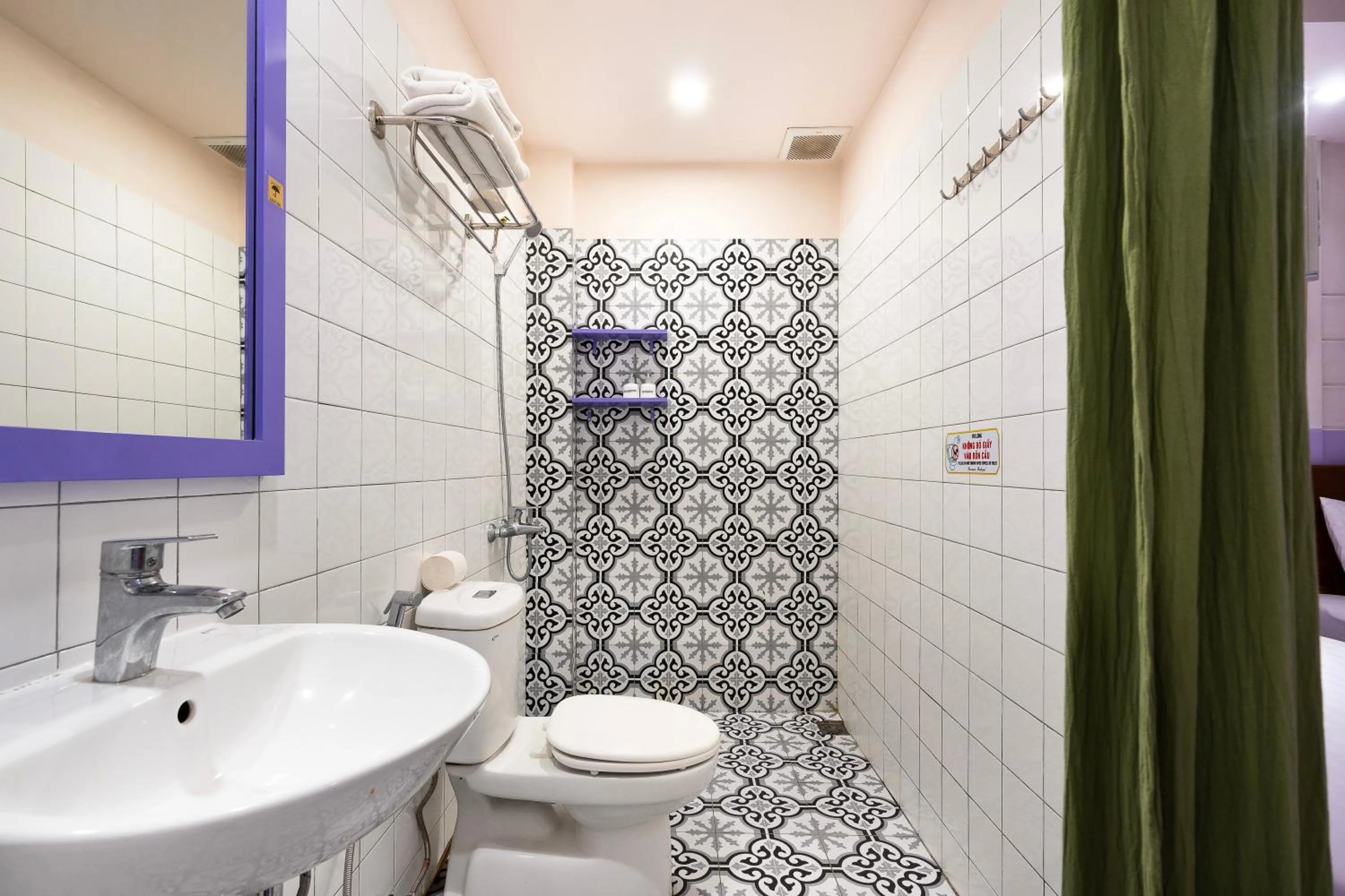 Bathroom in Ahu Hotel & Apartment