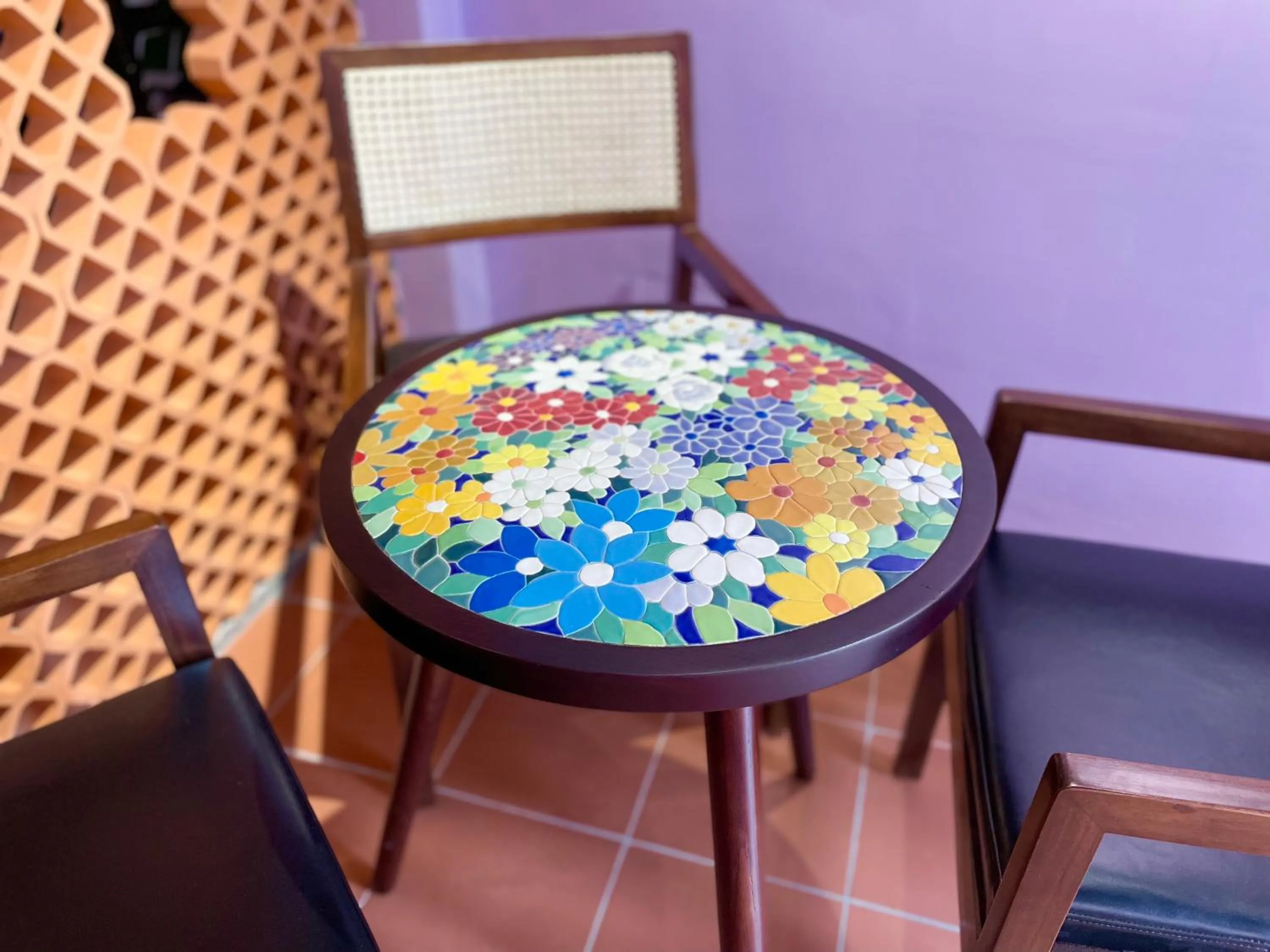 Restaurant/places to eat in Ahu Hotel & Apartment