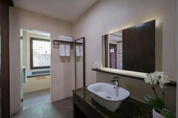 Bathroom in Dasein Youlan Hotel-Near the Forbidden City, Tiananmen Square, Guijie Street, Beihai Park, Jingshan Park, and Yonghe Temple