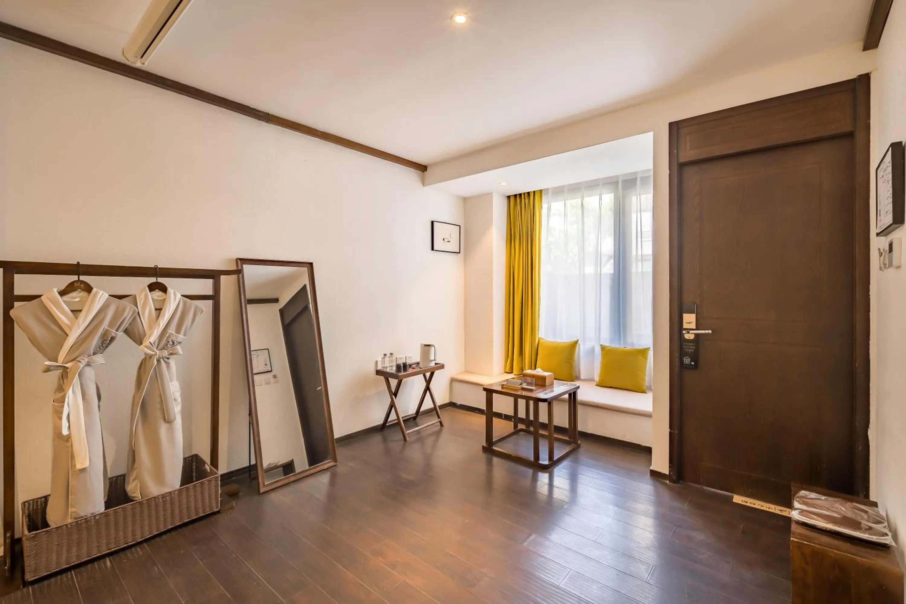 Living room in Dasein Youlan Hotel-Near the Forbidden City, Tiananmen Square, Guijie Street, Beihai Park, Jingshan Park, and Yonghe Temple