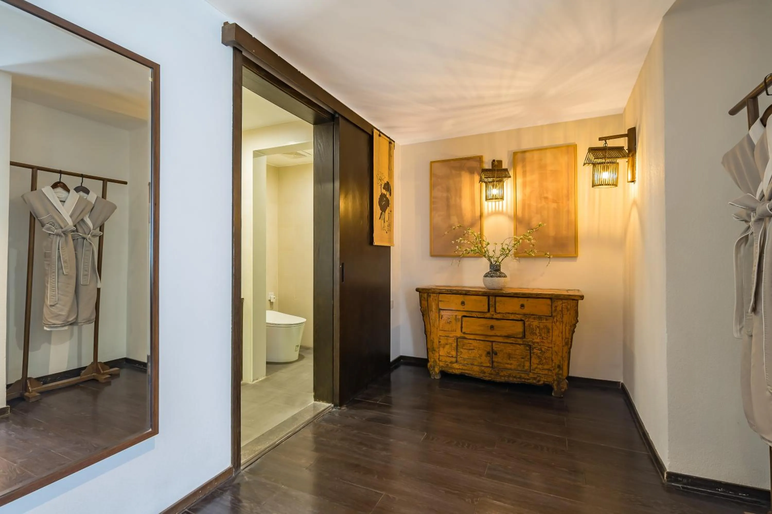 Shower in Dasein Youlan Hotel-Near the Forbidden City, Tiananmen Square, Guijie Street, Beihai Park, Jingshan Park, and Yonghe Temple