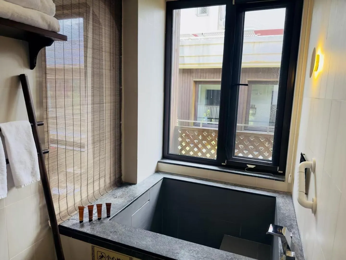 Bathroom in Dasein Youlan Hotel-Near the Forbidden City, Tiananmen Square, Guijie Street, Beihai Park, Jingshan Park, and Yonghe Temple