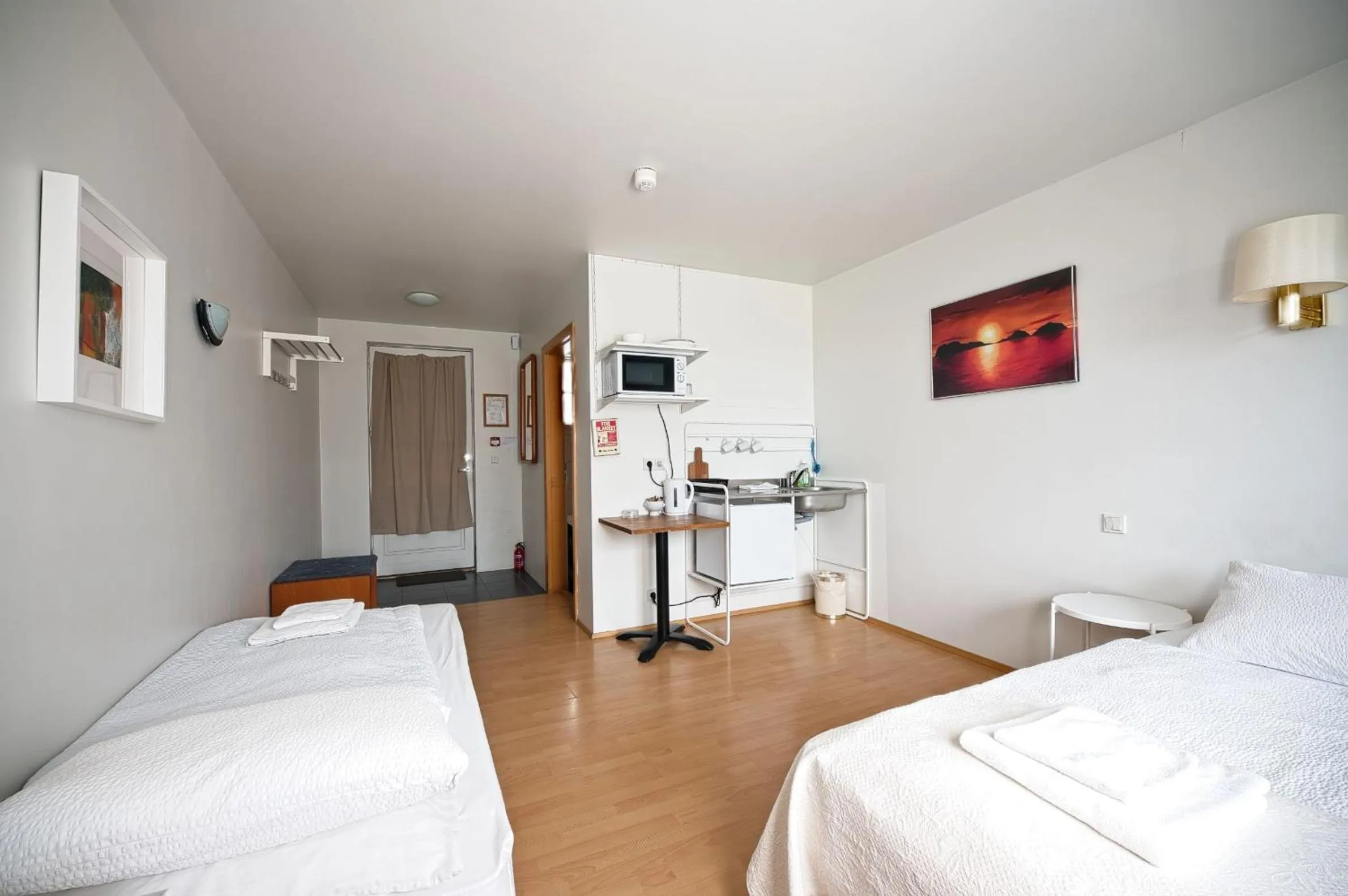 Kitchen or kitchenette, Bed in Hotel Laxnes